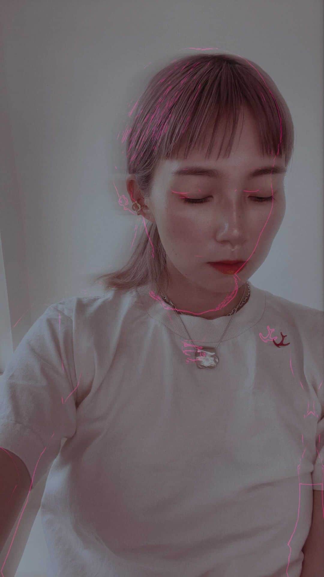 三苫愛のインスタグラム：「@hermes lipstick  @suvabeauty eyeshadow  フィンガープリントアイシャドウ☝️ #mitomamakeup」