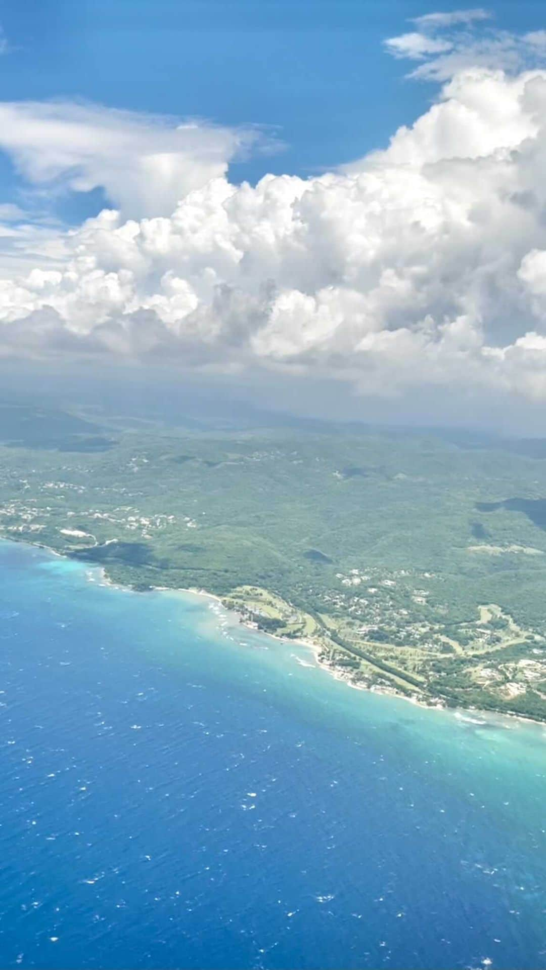 イブテハージ・ムハンマドのインスタグラム：「It finally happened— the BIG family trip! The pandemic shattered our plans last year, so this trip was long overdue. We traveled to Montego Bay, Jamaica, ate great food, gave each other lots of hugs, and were finally able to properly spend an extended period of time together. If you’re thinking of taking a family trip, this is your nudge to make memories that last a lifetime 🌴🐠☀️🌊  Best food: Chef Mark Best beach: Half Moon Resort Best excursion: Dunn’s River Falls」