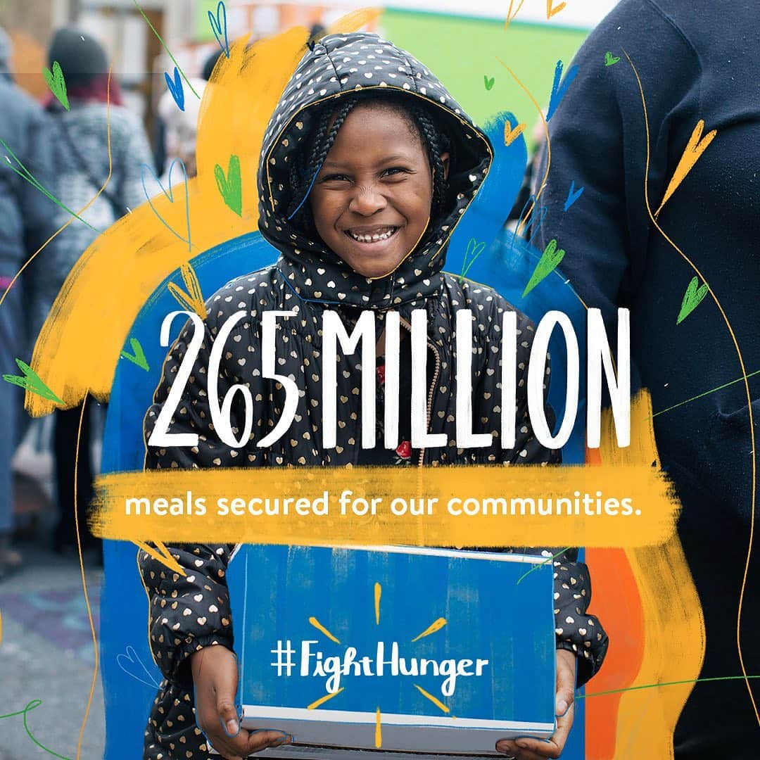 レブロン・ジェームズさんのインスタグラム写真 - (レブロン・ジェームズInstagram)「265 million meals! 👏🏾🙏🏾 @walmart @feedingamerica Let’s continue to uplift and feed our communities so everyone can flourish. 😁💙👑 #FightHunger」6月30日 6時57分 - kingjames