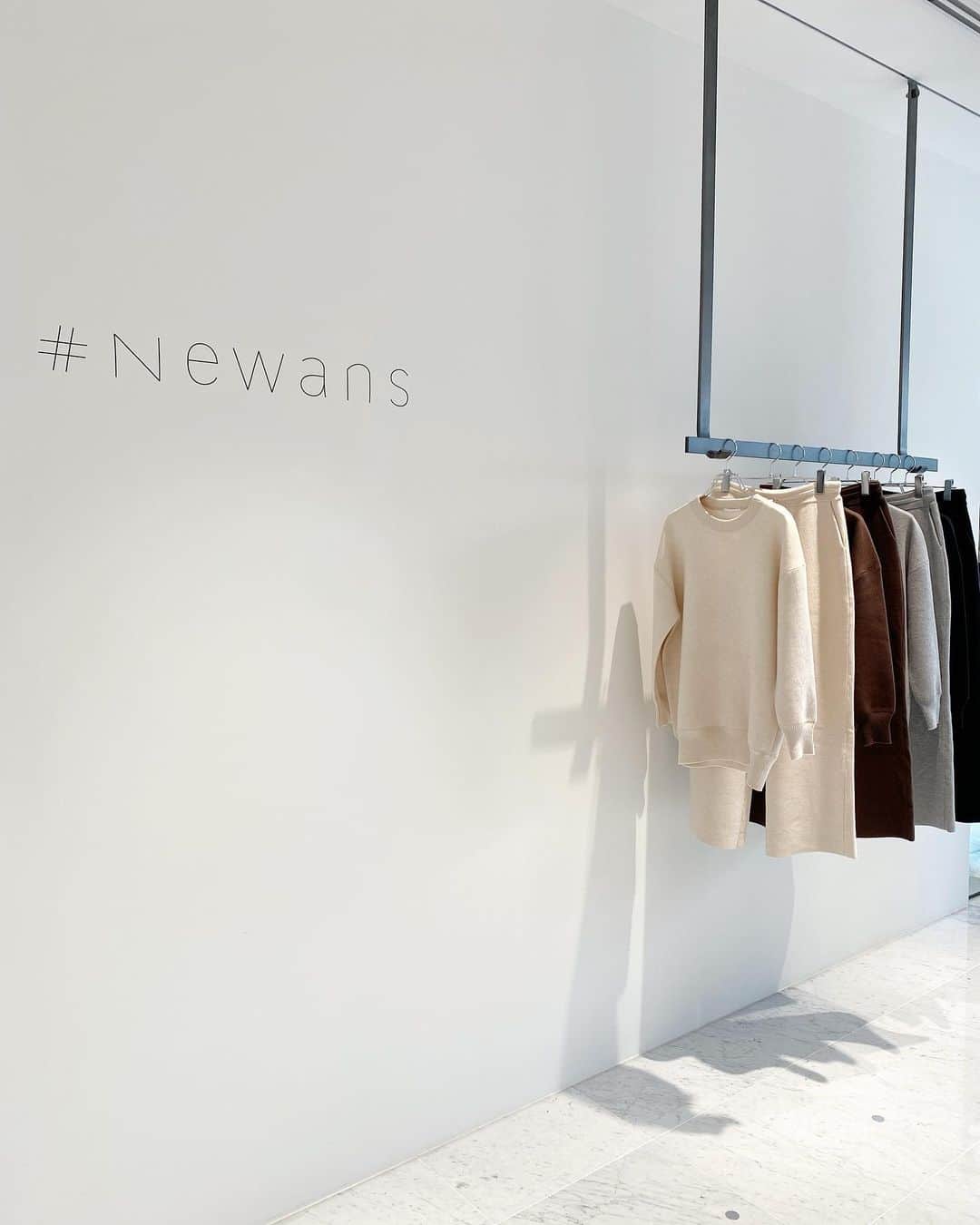 笹倉麻耶さんのインスタグラム写真 - (笹倉麻耶Instagram)「昨日は、#newans （ハッシュニュアンス）の展示会に行ってきました。 @newans.official   ・  ハッシュニュアンスのアイコンである シャツは どれも可愛くて好みなものがたくさんで  一つの型にも色違いやストライプがあったりして、 選ぶのがとても大変😁  ・  今回試着したシャツはお気に入りすぎる。 こういうパフスリがすごく体に合わないんだけど すごく綺麗に着れました！ 何故なんだろう🤔  ・  その嬉しさから紺と白を色違いでオーダー 他のシャツも入れて合計3点と ニットもオーダーして 既に秋が楽しみすぎる😊❤️  ・  2枚目のキャミワンピも 昨年既に購入しているから（定番商品かな？） 秋にはまたこのコーデしてお出かけしたい！  ・  ・  ハッシュニュアンスは大量生産はせず、 サスティナブルな服作りをされています。 店舗がないため、通信販売での購入となりますが、 時々POPUPをされていたり また、公式アカウントでは、商品紹介のインスタLIVE もされていて とても分かりやすいし 見ていると全て欲しくなるぅー😆  ・  シャツはアイロンが要らず 洗って干すだけで良い仕様と 忙しい女子には本当にありがたいの。  ・  シャツだけでなく、 ニットやワンピースなど レイヤードを楽しめるラインナップが豊富。  ・  昨日は次の予定が詰まっていて 後ろ髪引かれる思いで帰ったんだけど ニットが本当に可愛くて きっと、ネットでポチると思う😆  ・  ・ @newans.official  #Newans #ハッシュニュアンス #thisismynewanswer  #2021aw  #大人コーデ  #大人カジュアルコーデ  #きれいめカジュアル  #アラフォーコーデ  #ファッションコーデ  #パーソナルスタイリスト  #ファッション好きな人と繋がりたい」6月30日 7時55分 - nicomaya2525
