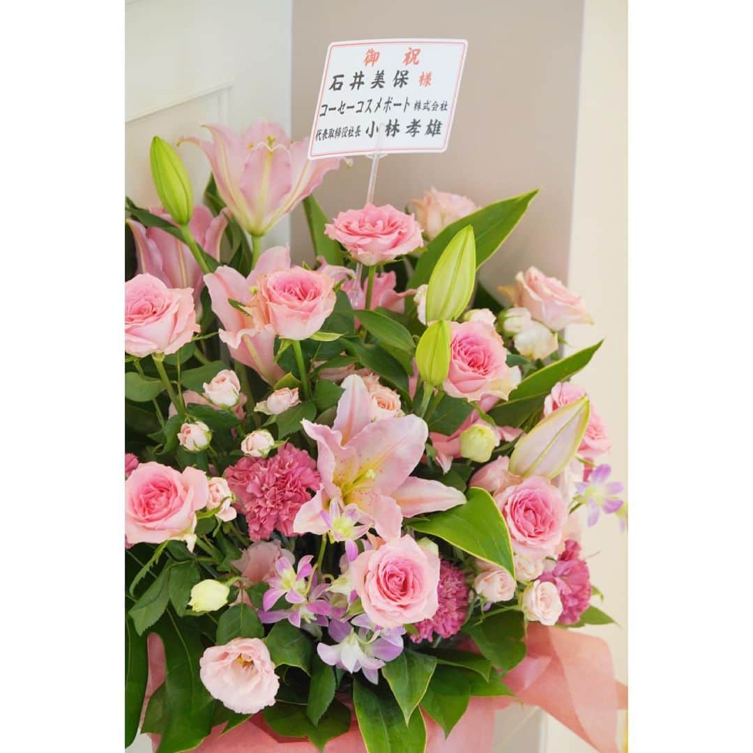 石井美保さんのインスタグラム写真 - (石井美保Instagram)「まだまだ沢山のお花をありがとうございます。6月最終日。どんよりお天気ですが、フレッシュな気持ちで今日もがんばります。」6月30日 9時01分 - miho_ishii
