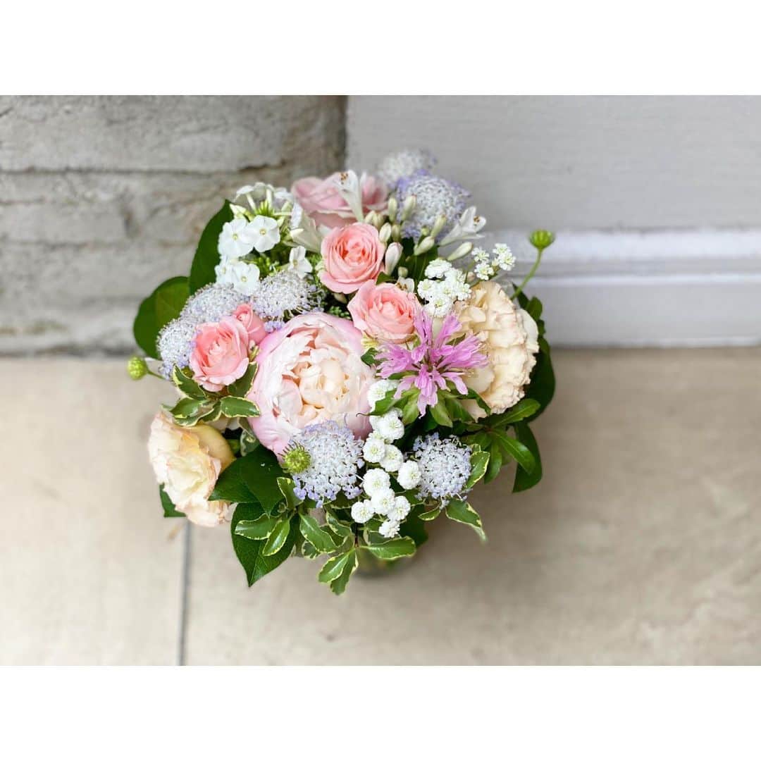 石井美保さんのインスタグラム写真 - (石井美保Instagram)「まだまだ沢山のお花をありがとうございます。6月最終日。どんよりお天気ですが、フレッシュな気持ちで今日もがんばります。」6月30日 9時01分 - miho_ishii