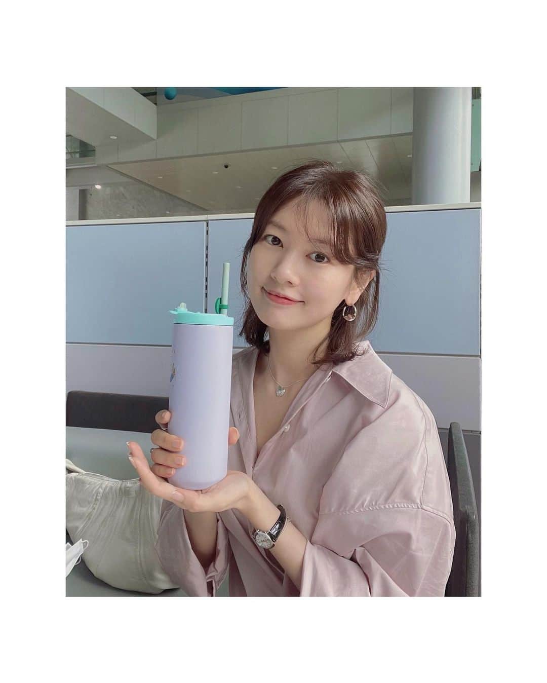 チョン・ソミンのインスタグラム：「착한 브랜드 @makeprem 의 지목을 받아 환경부에서 진행하는 지구 지키기 프로젝트 #고고챌린지 캠페인에 동참합니다💚  실제로 지구에 미치는 영향은 미미하더라도 저는 요즘 제가 꾸준히 할 수 있는 선에서 최대한 우리별 지구를 깨끗이 지켜가려 아래와 같이 조금씩 노력중입니다.   ✔️개인텀블러,빨대 사용.  ✔️#플로깅 #줍깅 하기. ✔️음식 남기지 않기.  ✔️일회용 플라스틱 용기 사용 줄이기.   앞으로도 계속 소중한 우리별 🌎가 아프지않게 제가 할 수 있는 것들을 찾아 실천하겠습니다! 자연의 아름다움을 지키는 일에 여러분도 많이 동참해주세요:)   🌱저와 함께 지구를 아껴주실 다음주자는 @kimjiseok16 님입니다. (김지석사용권 1회사용.)」