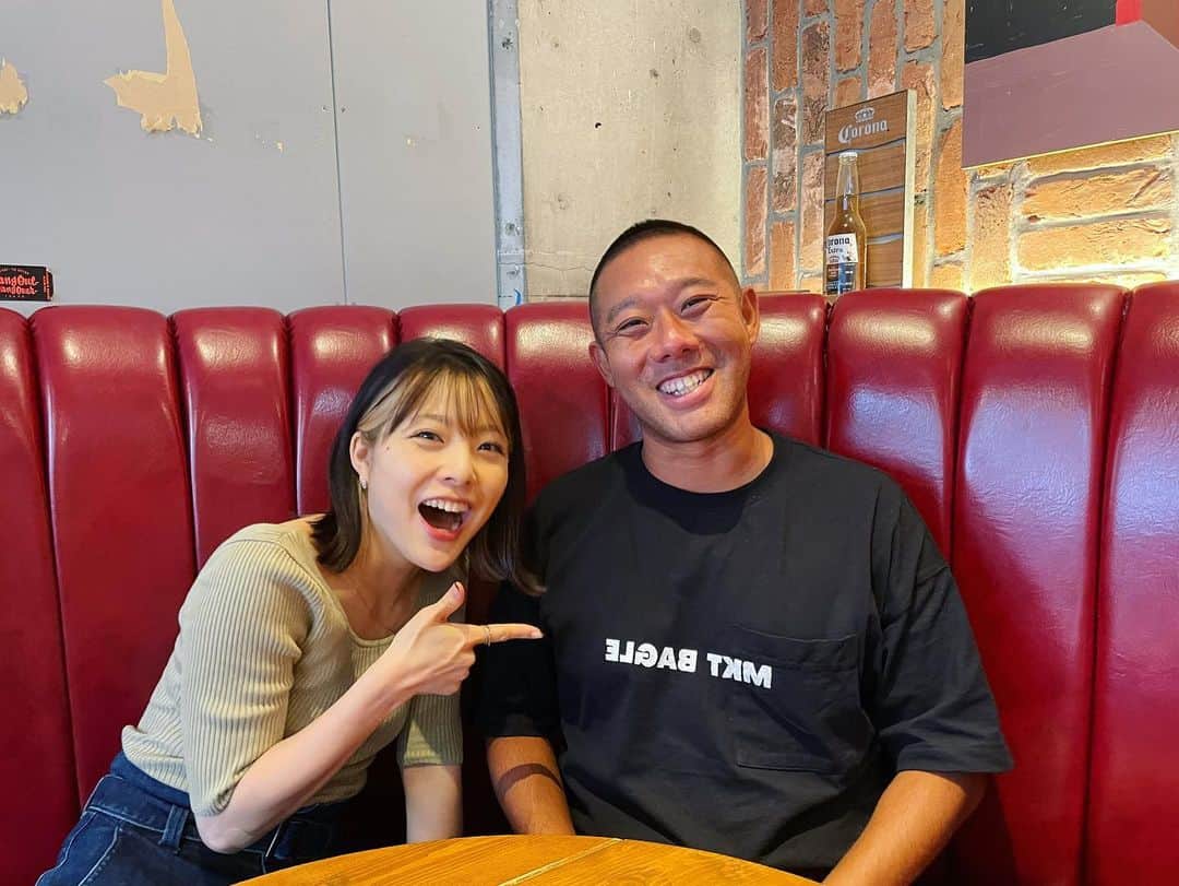 小川麻琴さんのインスタグラム写真 - (小川麻琴Instagram)「大好きなMKCAFEチームに、今月も会えたよー🌈✨  MKチームが沖縄に移住してからも、お仕事の関係で月一ペースで東京には来ていて  その度に私にも会う時間を作ってくれるから、定期的に会えていて嬉しい🥺💕  今回もお互いの近況報告をしつつ、一緒に進めているベーグルプロデュース企画のミーティングもしましたよ🥯✨  それから、みてー✨✨✨  菊池さんがMKCAFEとMAKOTOの頭文字をとった「MKT BAGLE」のTシャツを私の知らぬ間にわざわざ作ってくれて、しかも着てきてくれたのー🥺  なんというお心遣い🥲✨  MKチームとの時間は、 いつだって前向きな話ばかりだし、笑顔溢れる時間を共有できるから、私には欠かせない大切な時間なんです😌  今回もしっかりエネルギーチャージできました🌈🌈🌈  #mkcafe  #大切な仲間 #大切な人と過ごす時間  #いつもありがとう  #ベーグル  #プロデュース  #mkt」6月30日 11時02分 - 1029_makoto