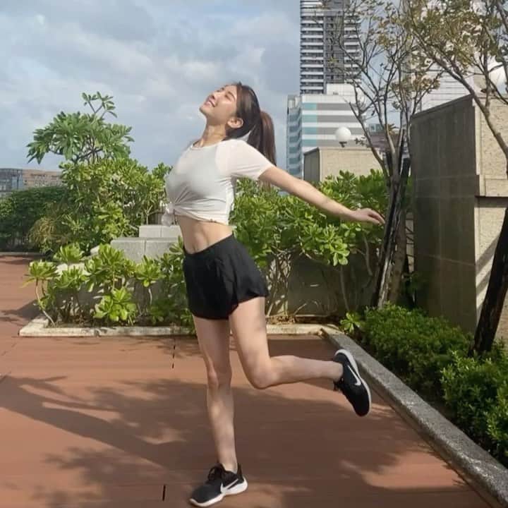 のインスタグラム：「最近我之前拍的 #handclap 影片， 觀看次數超過50萬次了大家謝謝～🙏🧡 大家可以跟我一起在家裡運動、跳跳看唷😆✨ #156cm  最近以前撮ったハンドクラップの動画を色んなメディアでシェアして頂いて、Youtubeを始めてから初めて50万再生になりました💫 今はお家で運動を取り入れてる人も多いので、なによりお役に立ててたら嬉しいです❤️‍🩹 ハンドクラップが流行ったのは数年前だったけど、台湾ではまだあまり動画を出してる人が居なかったのでちょっと恥ずかしながらもwやってみてよかった✌️😙  #alisa_in_taiwan #台湾 #台灣 #taiwan  #taipei #台湾生活 #台湾留学 #台湾旅行」
