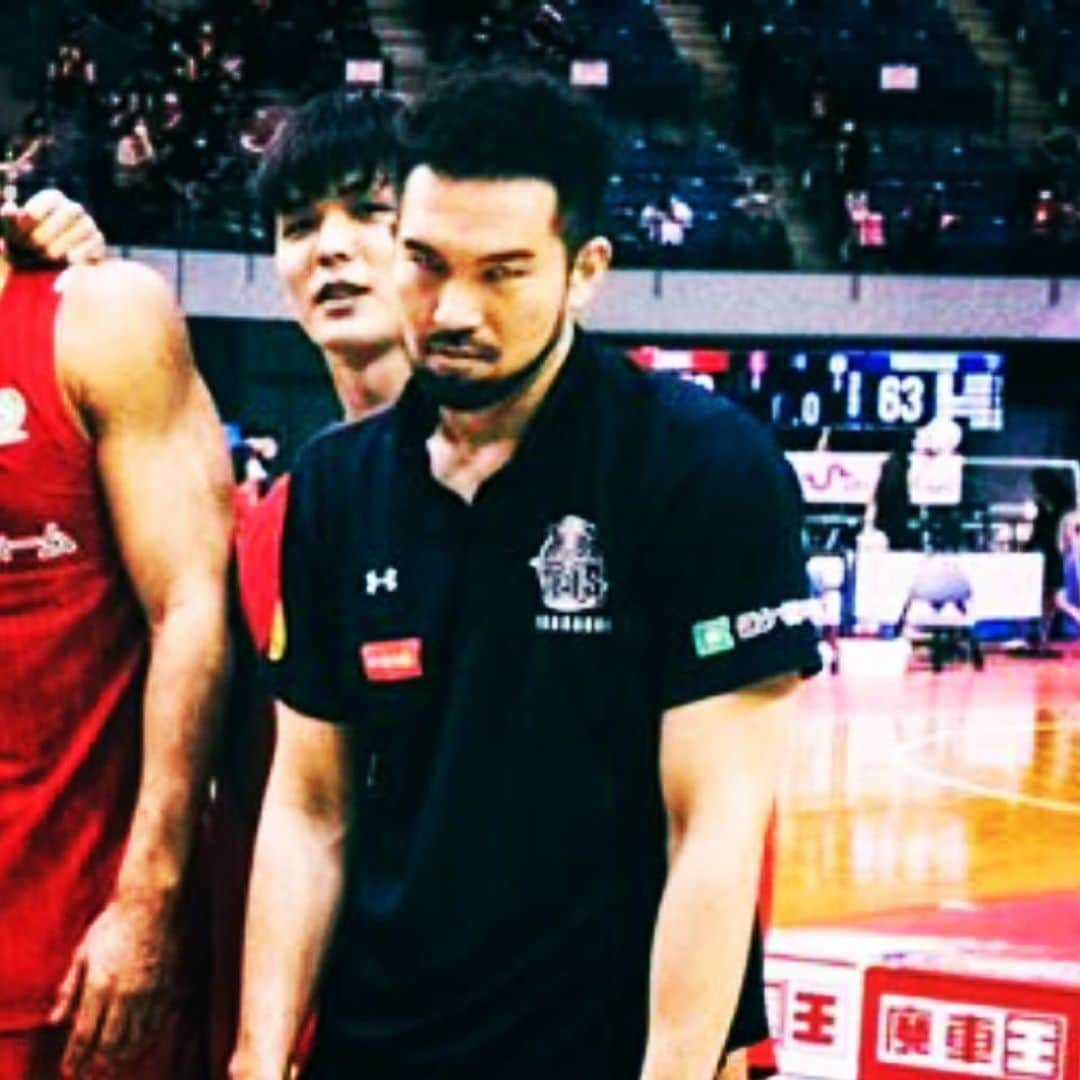 大宮宏正のインスタグラム：「まだやるんですかみたいな事、良く言われるんですよね。 自分が歳を重ねるに連れてベテランとは何か、バスケとは何か。みたいな物に対して考えが変わるんですね。 もちろん活躍してる姿を見てみせるのがプロとは思ってます。スター選手たちがベテランになって衰えを見せ始めたとき、周りは「あの人のあんな姿を見たくない」的な事言いますよね。もすこし若い時はそんな事思っていました俺も。だがしかしだがしかしですよ、最近はそれでもモチベーションを保ち、息子くらいの子達と練習するわけですよ。はい。何が言いたいかと言うとそれでもその姿を見られても、這いつくばってもそのチームが必要だと言ってもらえて、現役をやり続ける姿は美しいと思うようになりました。言い訳になるかもしれませんが、これから先も試合に行ってユニフォームを着れなくても、自分はプロ選手で胸を張って千葉の一員であると堂々とやっていかせてもらいます。 今まで通り図々しくやりますね笑  あっ 優勝って最高ですね😊 皆さん今シーズンは、チケットが高額な中、ホームゲームに変わらぬご来場ありがとうございました。 優勝した次のシーズンって本当に難しいんです。頑張ります。 本当にたくさん助けてもらいました。 ありがとうございました。  居なくなってしまう仲間のみんな、本当にありがとうございました。 誰一人かけても優勝はありませでした。」