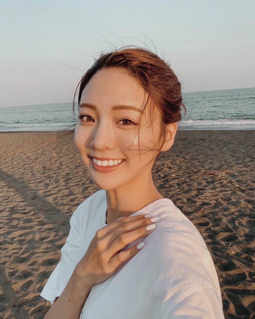 志田友美（ゆうみん）のインスタグラム：「🌼🌼🌼 ㅤㅤㅤㅤㅤㅤㅤㅤㅤㅤㅤㅤㅤ 継続して使ってるマキアージュのフェイスパウダー🌵  パウダーなのに、毛穴や赤み、色ムラはカバーして透明感のある仕上がりになれる🤍 パフが2面触り心地が違ってその日の気分に合わせて艶肌、マットにできちゃうのが良き🌈  これからの季節、紫外線不安だけどUVカット効果もちゃんとあるし安心😮‍💨🙏🏽  コンパクトだからついついバックに入れておきたくなる🌻  #マキアージュ#ベースメイク#ノーファンデ#フェイスパウダー#ドラマティックフェイスパウダー#持ち歩きコスメ#ツヤ肌#毛穴カバー#コスメレポ#提供  @maquillage_jp」