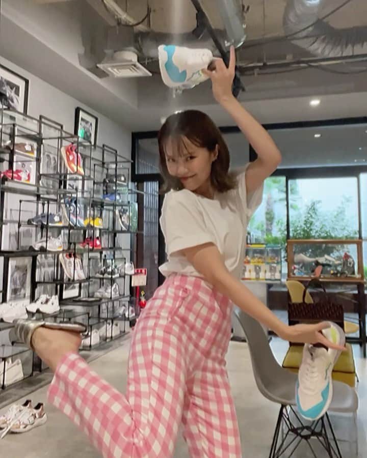 MiracleVellMagicのインスタグラム：「i mean… just how cute are they!!! 🥺新しいスニーカー！大好きなAtlantic STARS！！！💙  アトランティックスターズのスニーカーは3足目。100% made in Italyで、イタリアの靴職人さんの技術と愛が込もりに込もっているのよ…。  とてもしっかりした作りで、デザインも個性があって可愛くて、愛さずにはいられない。😭🌹  日々履いているとどうしても汚れてきちゃうから、クリーニングもしてもらってきたの！ 大好きな靴だから、メンテナンスしながら大切に長く履いていきたい。☺️  #atlanticstarsjapan #atlanticstars #atlanticstarstokyo @atlanticstars_japan」