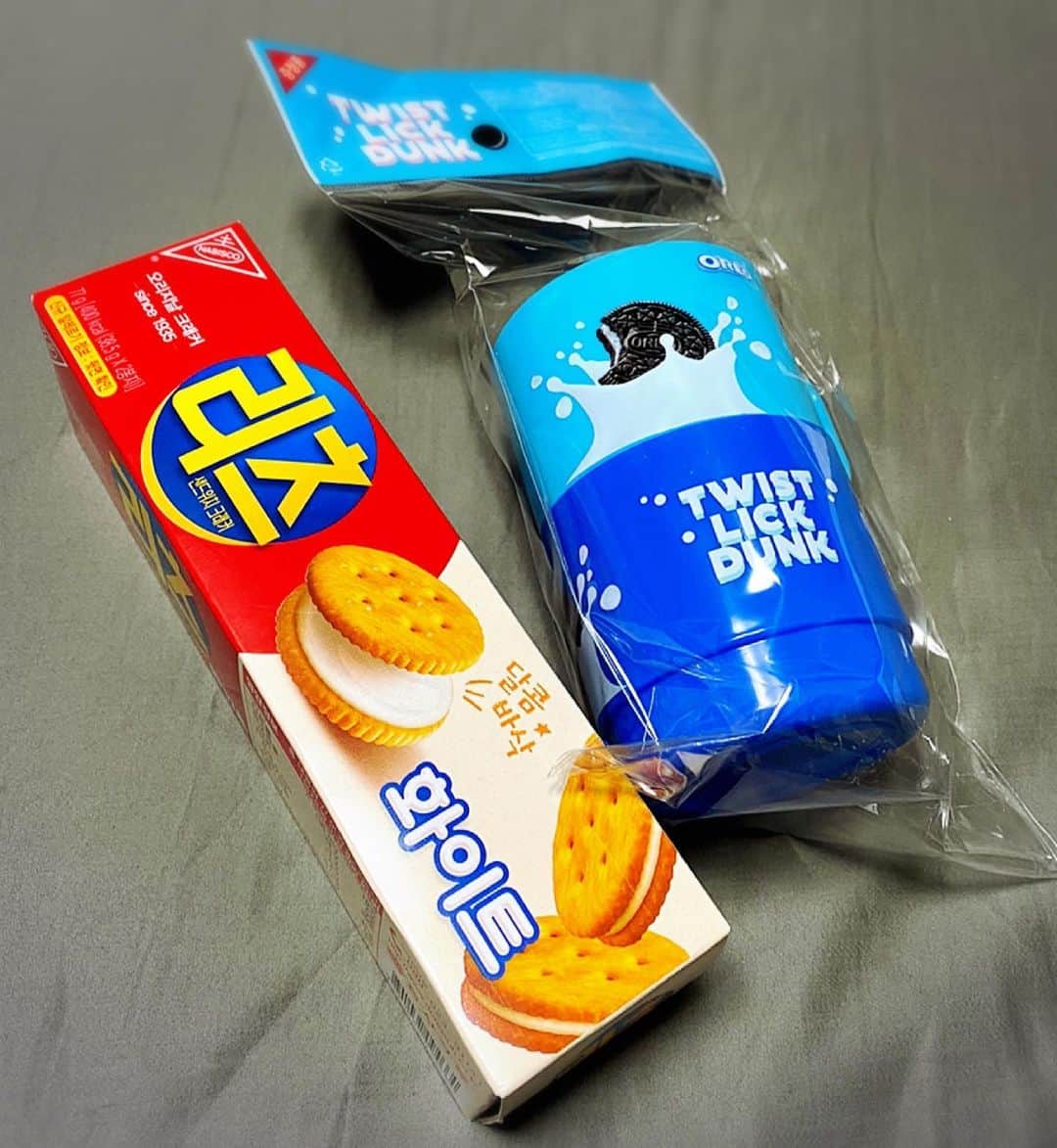 とぎもちさんのインスタグラム写真 - (とぎもちInstagram)「. 韓国スーパーで 「リッツを3箱買うとくじ引かせてあげるよ」という言葉に誘われ リッツ3箱購入♪  くじ引いたオレオコップ当たった (☉ω☉)💕  軽くて小さくてプラスチックだから ちびもちの離乳食スタート後に使えそう♪ . #オレオ #リッツ #韓国 #オレオコップ #오래오컵 #오래오 #리츠 #とぎもちオレオコップ #とぎもちリッツ」6月30日 13時08分 - togistagram