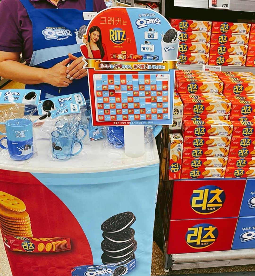 とぎもちさんのインスタグラム写真 - (とぎもちInstagram)「. 韓国スーパーで 「リッツを3箱買うとくじ引かせてあげるよ」という言葉に誘われ リッツ3箱購入♪  くじ引いたオレオコップ当たった (☉ω☉)💕  軽くて小さくてプラスチックだから ちびもちの離乳食スタート後に使えそう♪ . #オレオ #リッツ #韓国 #オレオコップ #오래오컵 #오래오 #리츠 #とぎもちオレオコップ #とぎもちリッツ」6月30日 13時08分 - togistagram