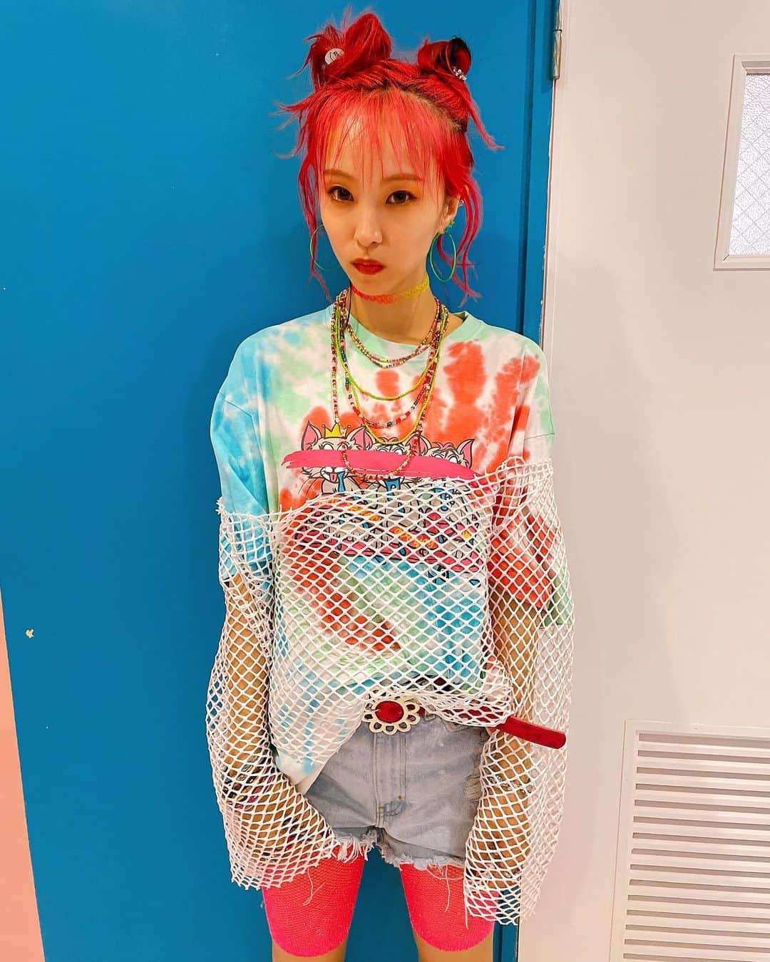 LiSAさんのインスタグラム写真 - (LiSAInstagram)「斬新なTシャツのきかた🙂🐈🐈‍⬛  ROY -reflect overjoy- SS21販売開始です🐈👑 お早めにゲットしてくださ〜い☻  2021 SPRiNG/SUMMER  NEW COLLECTiON vol.2👑  本日より、只今より、2021年春夏コレクション第 2 弾新作アイテムの販売を開始いたします。   また先行販売を行なっておりました 第 1 弾アイテムにつきましても  同時に通常販売もスタートいたします✨  royreflectoverjoy.jp/?mode=f6 #royreflectoverjoy @royreflectoverjoy.official」6月30日 13時10分 - xlisa_olivex