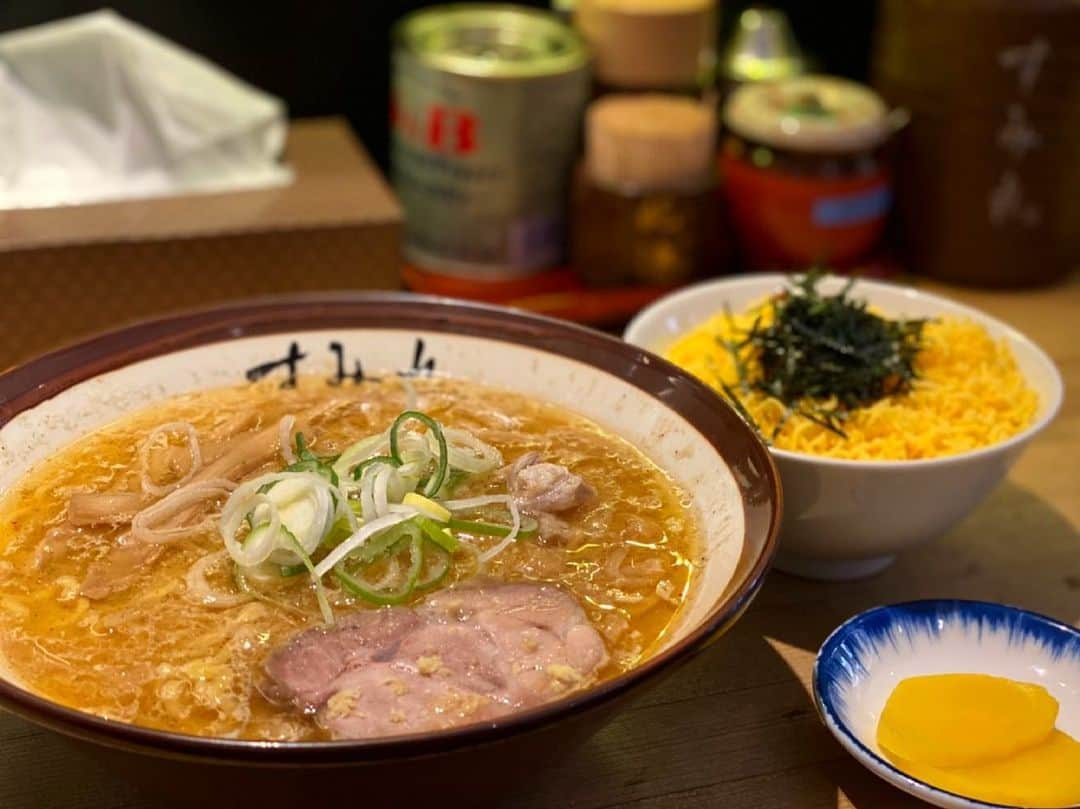 野田すみれさんのインスタグラム写真 - (野田すみれInstagram)「札幌ラーメン🍜の『すみれ』💛 味噌ラーメンと錦糸卵に明太子が乗っかたすみれご飯♪ 焦がし味噌風味、卵の効いた黄色い中太麺が特徴です♪ とても美味しいペロリ #すみれ」6月30日 13時18分 - sumire0208