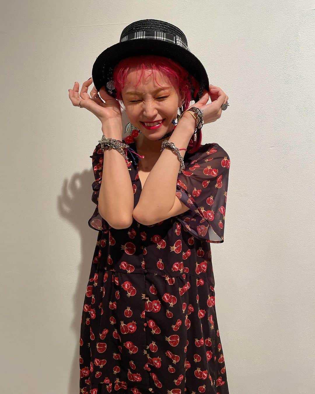 LiSAさんのインスタグラム写真 - (LiSAInstagram)「ザクロイの黒ワンピ早速売り切れですって‥！？😳😳😳🍅ザクロ柄革命的にかわゆ🥺🍅👑❤️‍🔥#ザクロイ　の顔 このワンピ夏毎日過ごせる☻さらさらでらくちん☻前開きなのではおりでもきられます☻  ROY -reflect overjoy- SS21販売開始です🐈👑 お早めにゲットしてくださ〜い☻  2021 SPRiNG/SUMMER  NEW COLLECTiON vol.2👑  本日より、只今より、2021年春夏コレクション第 2 弾新作アイテムの販売を開始いたします。   また先行販売を行なっておりました 第 1 弾アイテムにつきましても  同時に通常販売もスタートいたします✨  royreflectoverjoy.jp/?mode=f6 #royreflectoverjoy @royreflectoverjoy.official」6月30日 13時23分 - xlisa_olivex