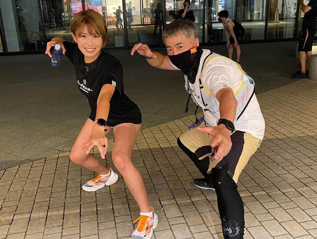 きゃっするひとみーさんのインスタグラム写真 - (きゃっするひとみーInstagram)「#crc #castlerunningclub   毎週火曜日19:30からの練習会😊❤️❤️ #おシロを走るヒト　🏯✨  昨夜は特別編！✨ 30kイベントのペーサーや、　@run_de_mark ペーサー検定、ランドマーク でも繋がりのあるランニングインストラクター　@soushi_sou1 野見山さんをゲストに迎えて動き作りを😍❤️  野見山さんのお人柄は、一度会えばみんなわかる素敵な方で☺️✨みなさんのランニングのヒントになればとおもいコラボが実現しました😊❤️  走ったのは3キロほどでしたが、今朝しっかり股関節周りがどよーーーんとしてます。笑  また定期的に色んなゲスト招いて盛り上げていきたいです☺️❤️❤️ 末っ子が小学生になったら、夜の練習会も週2に増やしたいなぁ😊✨✨  本当にいつもたくさんのご参加ありがとうございます😭✨  馴染みのメンバーも、はじめましてのみなさんも、出張が被った！ときてくださる皆さんも😭❤️❤️  走る楽しさ、大阪城の雄大さはもちろん、目標にむかって応援できる練習にしたいし、ここから新しいコミュニティができたらと思って開催してます☺️  とりあえず走ってみたい！を応援する超入門コースと、ランナーの夢、サブフォー したい！を応援する初級コースを隔週で開催してるので、モシコムにて大阪城で検索してくださいね🏯❤️  わたしももう復活できそうなんです。がんばろう！！」6月30日 13時26分 - takaxjumppp