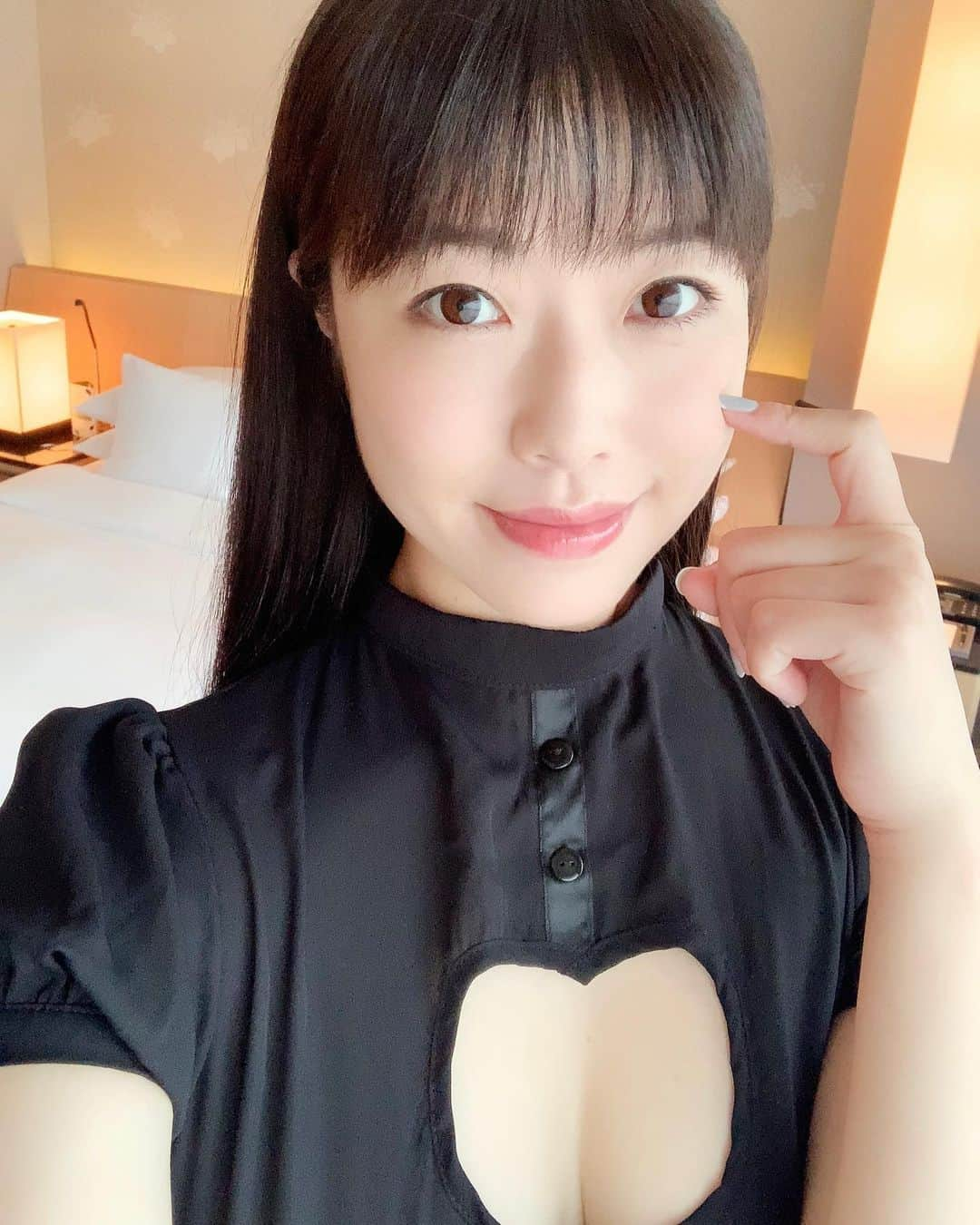 小田飛鳥のインスタグラム：「本日、45thDVD発売です❣️ 何だか無性にいおりちゃんと飲みたいので、お店でもお祝いして下さい！💝笑 とにかく楽しくワイワイ撮りました☺︎ #imagevideo #イメージdvd #セクシー番長 #網タイ先生 #滝沢いおり ちゃん #japanesegirls #tallgirls」