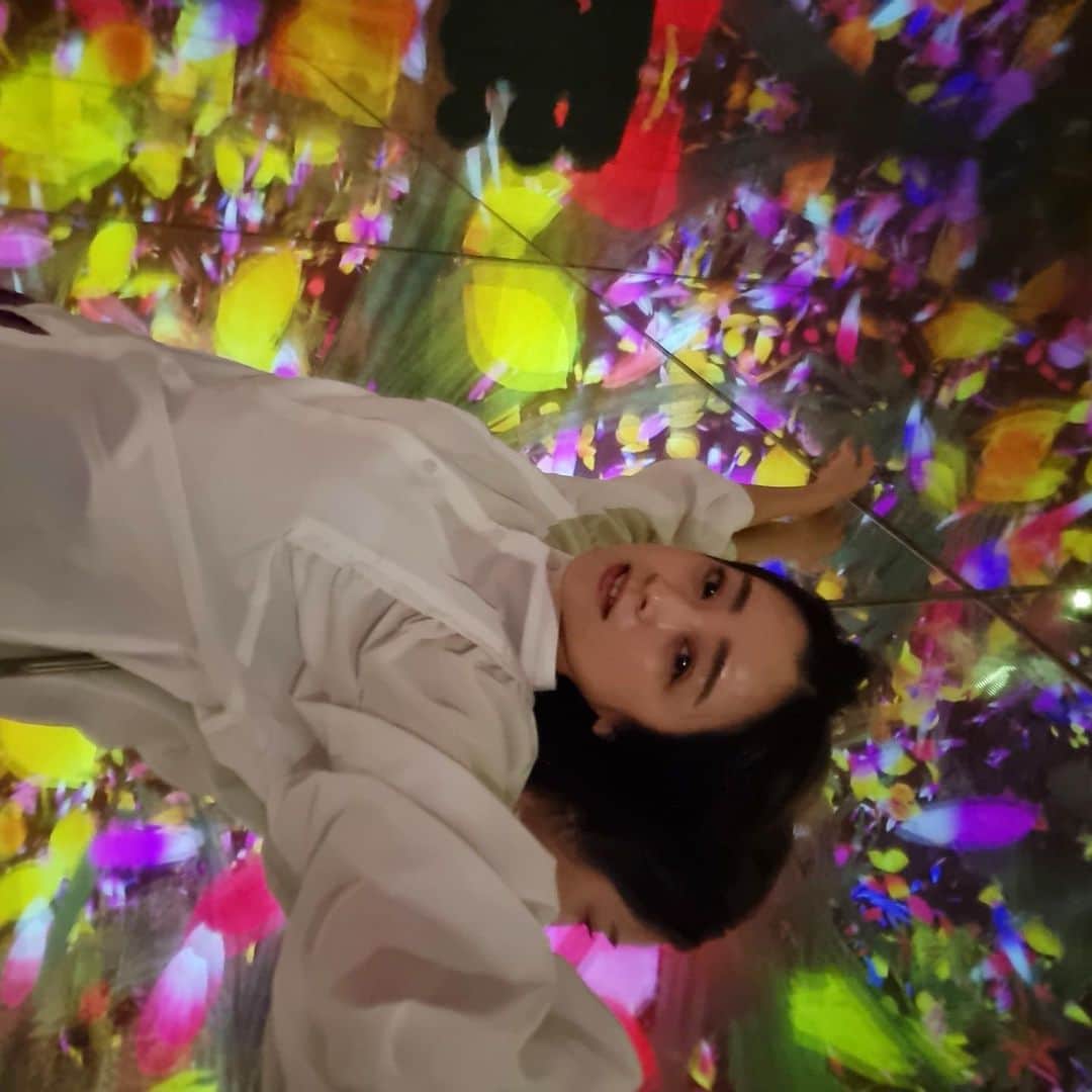 のインスタグラム：「❤️💚🤍💛💜 現実と空想の狭間にいるみたい。 #チームラボ」