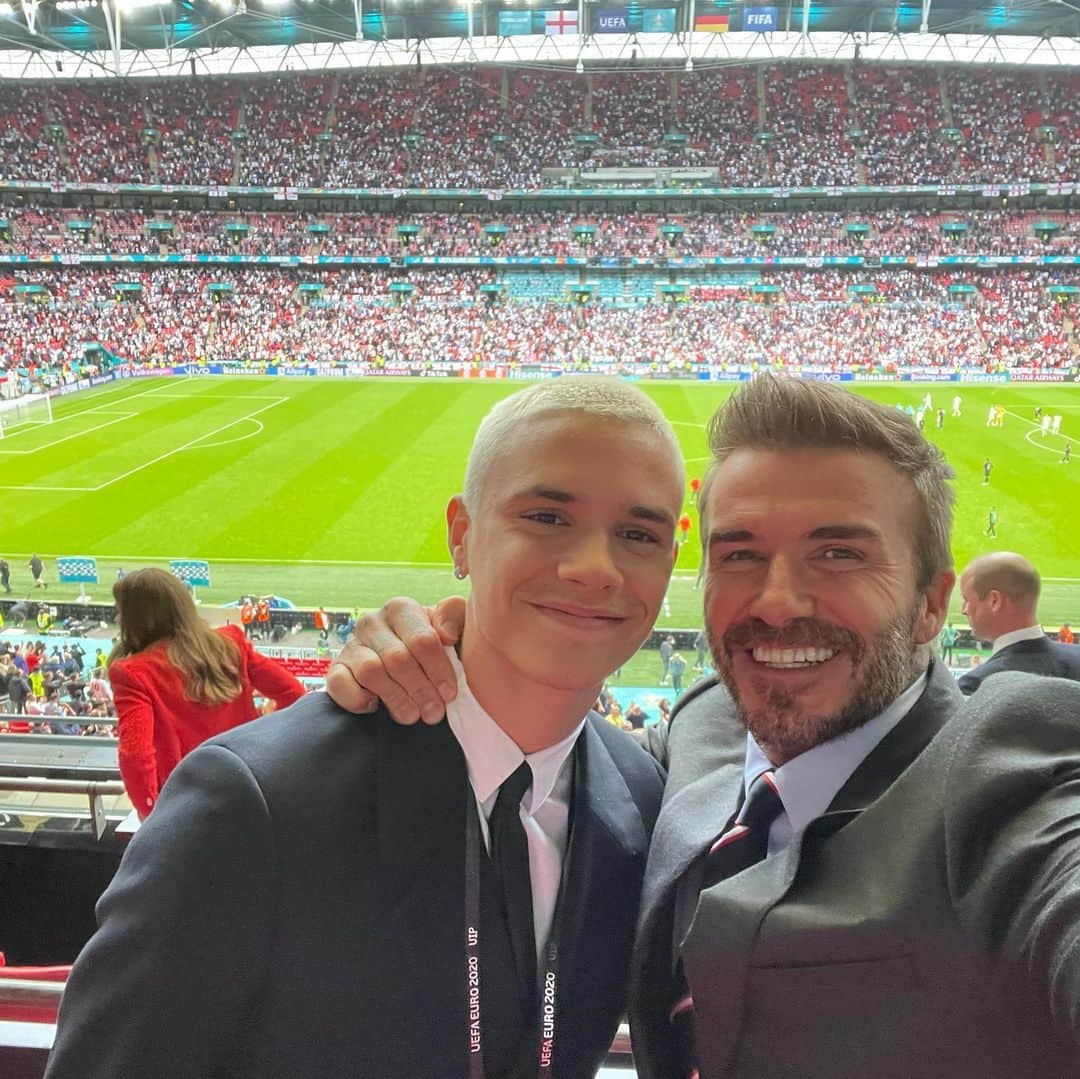 デビッド・ベッカムさんのインスタグラム写真 - (デビッド・ベッカムInstagram)「Special night last night at Wembley with fans back in the stadium watching the boys @england beat Germany .. Special to share this with one of my boys @romeobeckham #OnToTheNext 🏴󠁧󠁢󠁥󠁮󠁧󠁿」6月30日 23時36分 - davidbeckham