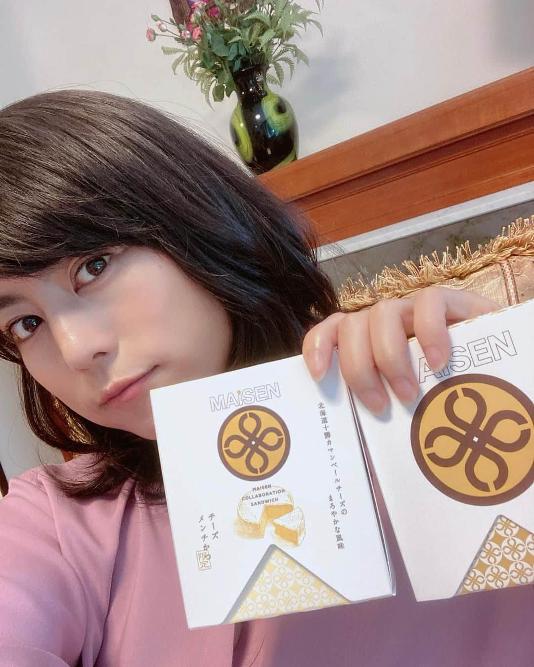 芳野友美さんのインスタグラム写真 - (芳野友美Instagram)「今日は再現の撮影で、朝ごはんが嬉しい#まい泉 大好き❤︎ 朝から2箱爆食い（笑） お腹ポッコリで撮影🤣 ここのカツサンド、カツも勿論美味しいんだけど、私はパンが大好きなのです☆ 2枚目の写真はスタジオのお庭にいた#カタツムリ ！ 久しぶりに見たな〜って眺めてたら愛着湧いて可愛くてたまらなくなった☺︎」6月30日 23時43分 - yumi_yoshino_1980