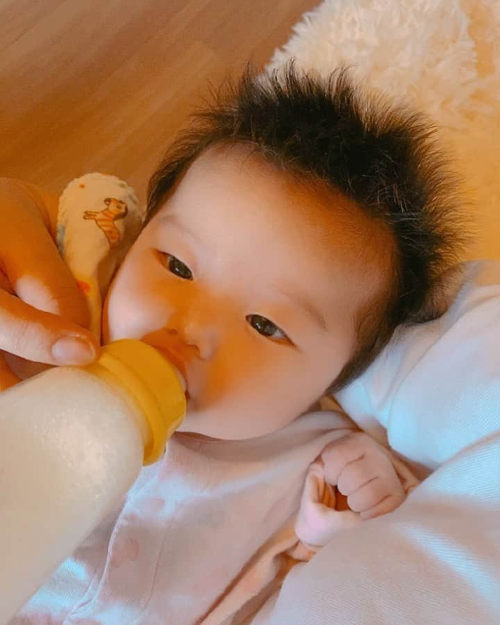 のインスタグラム：「ミルクに夢中 一点集中 こっち見て〜w 2ヶ月になりました🥰 髪の毛すごくない？のびまくる  #4月生まれベビー  #令和3年ベビー  #令和ベビー #令和3年4月ベビー #ママと繋がりたい #赤ちゃんの笑顔　#スマイル育児 #子育てぐらむ #成長記録 #こどものいる暮らし #東京ママ #帝王切開 #生後1ヶ月 #生後2ヶ月 #赤ちゃん #あかちゃんのいる生活 #シングルマザー」