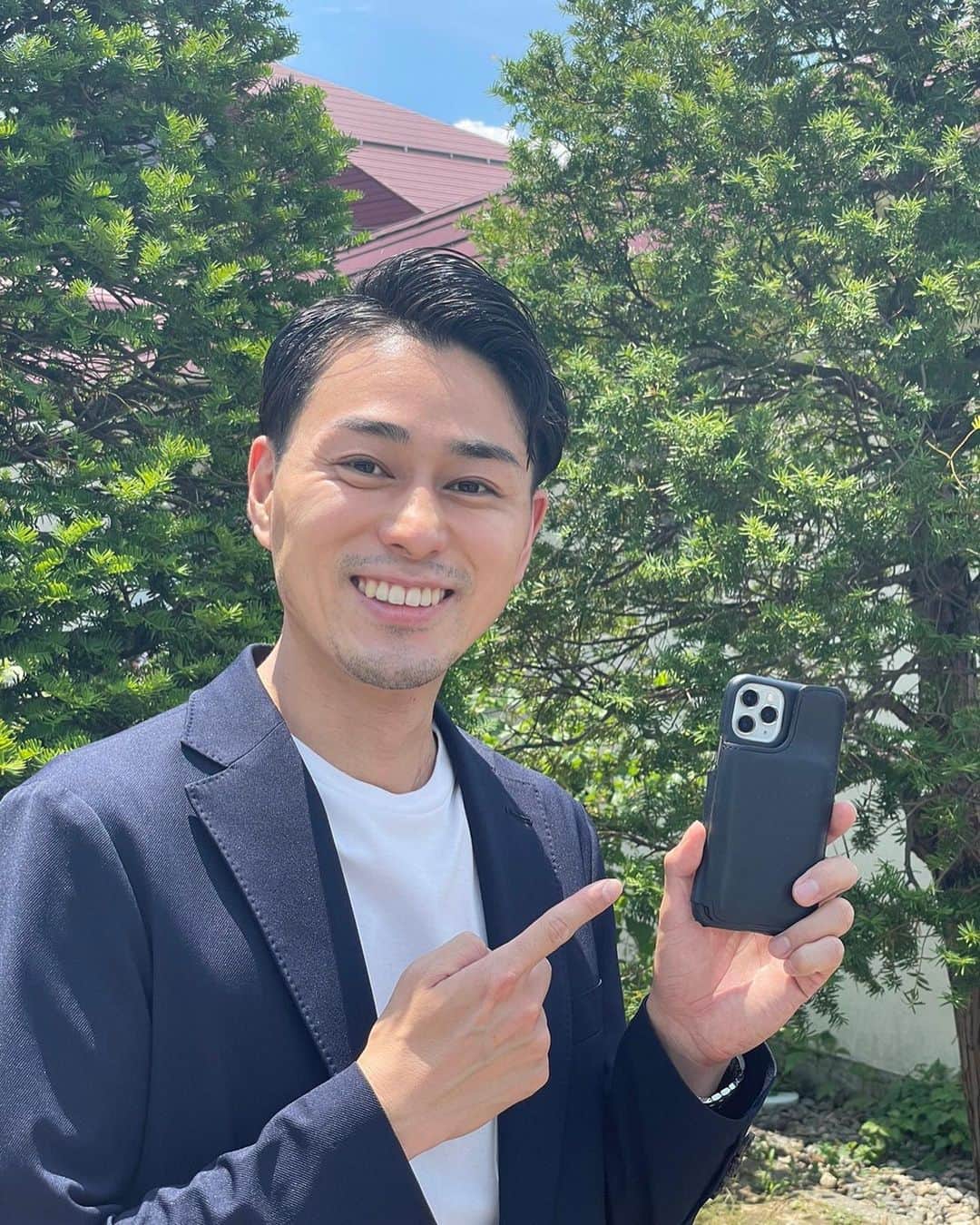 フジテレビアナウンサーのインスタグラム：「木村拓也です！  今日は”キャッシュレス”の日です！  実は私もキャッシュレス。 ”シンプルに生きる”を実践していて、 基本的に財布、現金は持ち歩いていません。  携帯電話の中にある電子マネーで支払いを行います。 万が一の時のために、スマホケースに1000円札を1枚常備しています。  仕事で全国を飛び回っているので、 できる限り荷物は少なく、身軽に移動できるようにしています！  #フジテレビアナウンサー #木村拓也 @takuya.kimura0801  #毎月０の付く日は #キャッシュレスの日 #今日は何の日」