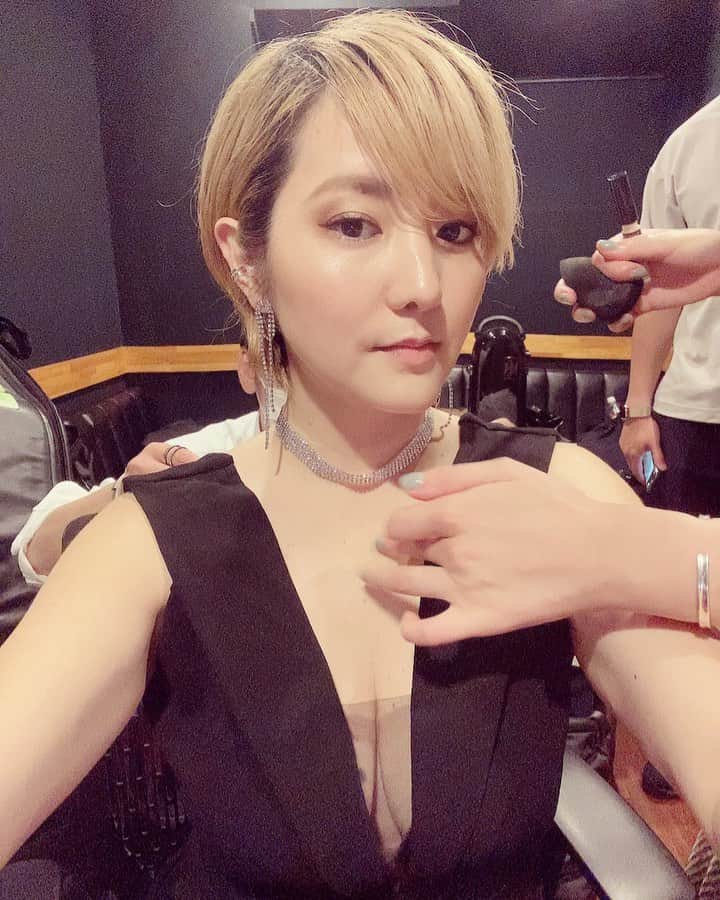 希良梨のインスタグラム：「Get ready for 🎼🎙💄  この日の 裏側はこんな感じww😂 でも、プライベートはめっちゃゆるいよne笑🤣🤣❤️  スイッチのオンとオフ❤︎  どっちが好き？  #lastweek  #tokyo  #goodvibes   #love #japan #anime」