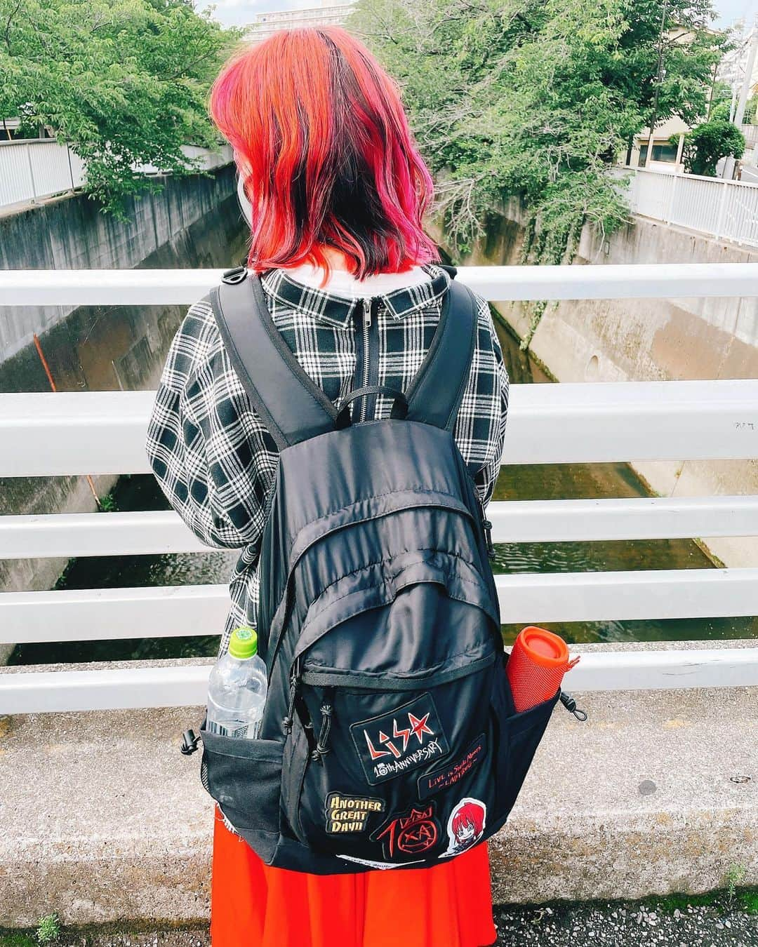 LiSAさんのインスタグラム写真 - (LiSAInstagram)「#LADYBUGツアー　グッズが通販販売開始しました🐞❤️‍🔥 ライブ当日の会場での購入は混雑防止で予約制なので「ROCKET-EXRESS」にてデジタル整理券を事前にお申し込みください。　 https://www.rocket-exp.com/s/R/page/LiSA_digital?ima=0431  可愛いくて実用的で10才〜🥺  🐞ぬいぐるみブレスレットゥ(10)～LADYBUG Ver.～🐞 はシュシュにもなるっ☻♡ 🐞ウィンドゥ(10)ブレーカー～LiSA Ver.～ ＜M/L＞🐞 は、シャカシャカだけど柔らかい生地で作ったのでシャカシャカ鳴らないし軽くて雨の日とか助かるばんのうひん🥺 🐞マフラータオル～LADYBUG Ver.～🐞 チェック柄でかわゆ💐頭にも巻けるサイズ😝 🐞フォトゥ(10)Tシャツ～LiSA Ver.～　＜M/L/XL＞🐞 こちらは私がちくちくと周りに #LADYBUG のタイトルで囲んだり王冠つけたり手描きで描いた笑 🐞チェック×ドットゥ(10)ドッキングシャツ　＜FREE＞🐞 #LiSA10th としてはチェックも欲しい！だがてんとう虫ドットも欲しい！という欲張りを詰め込んだ一枚でかわいいシャツ😏🐞🥺 🐞しょってん(10)ほしいのっ☆(リュック)～LADYBUG Ver.～🐞 もうリュックといえば私。年々進化したリュックを作っております😏大容量で重たくても肩が痛くないクッション入りだし、横から空けてPC入れられるし、たくさんポッケつけといたし、横にもペットボトルとか沢山入る😏そしてなにより、かわいい😏開けると中は赤色😏10才😏 🐞10thランダムセットゥ(10)アクリルキーホルダー全18種🐞 繋げて和室の電気を消そう💡  グッズの洋服たちは、明日みんなにきてみてもらうね〜🐞」6月30日 16時59分 - xlisa_olivex