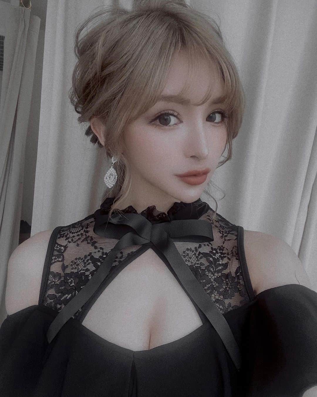 小原優花のインスタグラム：「先日のTikaさん《 @dress_tika 》ドレス撮影の日🥰  今回は素敵なロングのスリット系が多めでした🥺✨ 筋トレ頑張るとロングドレスがめちゃくちゃカッコよく着れる様になるの嬉しい❣️☺️  いつも楽しい撮影をありがとうございます🌷💕  #tika #ティカ #dress」