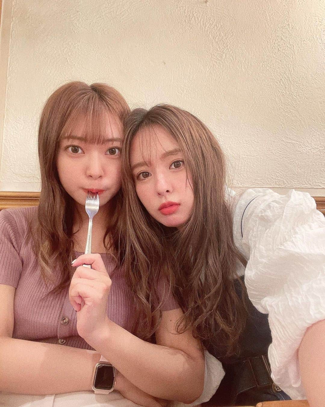 のインスタグラム：「ま〜たすずかいな。っていうツッコミは私が1番してます😂  いつかの諭吉と小町のトリミング待ちでした☺️♥︎♥︎  #山田姉妹 #9歳差  #可愛いお仕事待ってます♡笑」