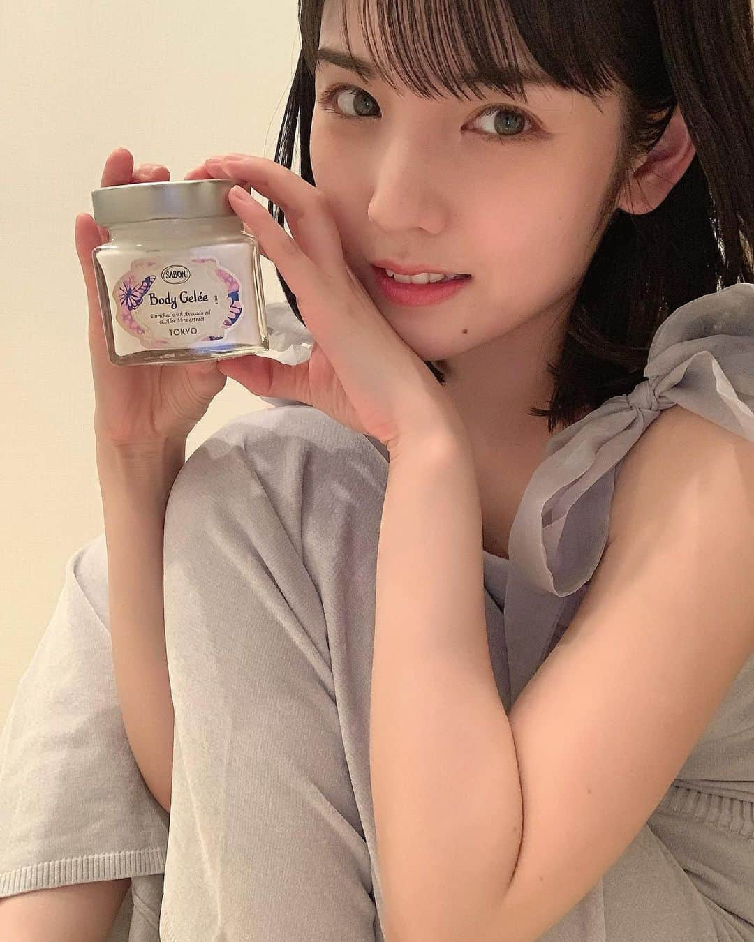 道重さゆみさんのインスタグラム写真 - (道重さゆみInstagram)「SABONさんの限定コレクション ♡TOKYO Limited Collection♡ @sabon_japan   箱から色鮮やかでとっても可愛くて、開けてみたら宝石箱みたいにキラキラ可愛くて✨ テンション上がります♡  そして何より香りが最高〜！！！ 爽やかで涼しげな香りで気分も一気にリフレッシュされる感じ🍋更に優しく甘い香りにも癒されて気持ちが落ち着きます💐  私は中でも特にボディジュレの使い心地がお気に入り！ とにかく伸びが良いし肌にすっと馴染む感じが心地いい！ぷるぷるで気持ちいい🥺  #SABON  #SABONトーキョーリミテッドコレクション #sabonad」6月30日 17時17分 - sayumimichishige0713