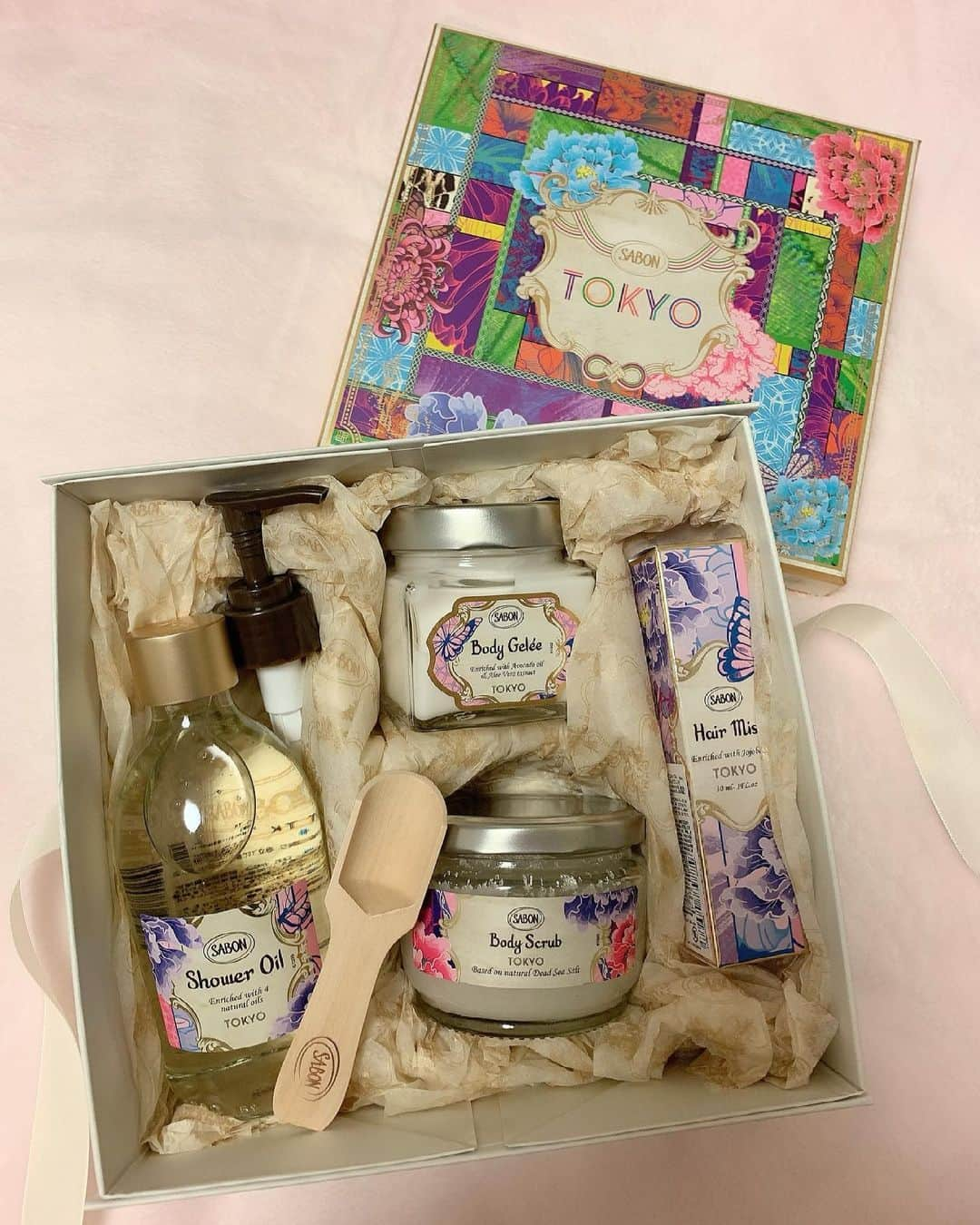 道重さゆみさんのインスタグラム写真 - (道重さゆみInstagram)「SABONさんの限定コレクション ♡TOKYO Limited Collection♡ @sabon_japan   箱から色鮮やかでとっても可愛くて、開けてみたら宝石箱みたいにキラキラ可愛くて✨ テンション上がります♡  そして何より香りが最高〜！！！ 爽やかで涼しげな香りで気分も一気にリフレッシュされる感じ🍋更に優しく甘い香りにも癒されて気持ちが落ち着きます💐  私は中でも特にボディジュレの使い心地がお気に入り！ とにかく伸びが良いし肌にすっと馴染む感じが心地いい！ぷるぷるで気持ちいい🥺  #SABON  #SABONトーキョーリミテッドコレクション #sabonad」6月30日 17時17分 - sayumimichishige0713