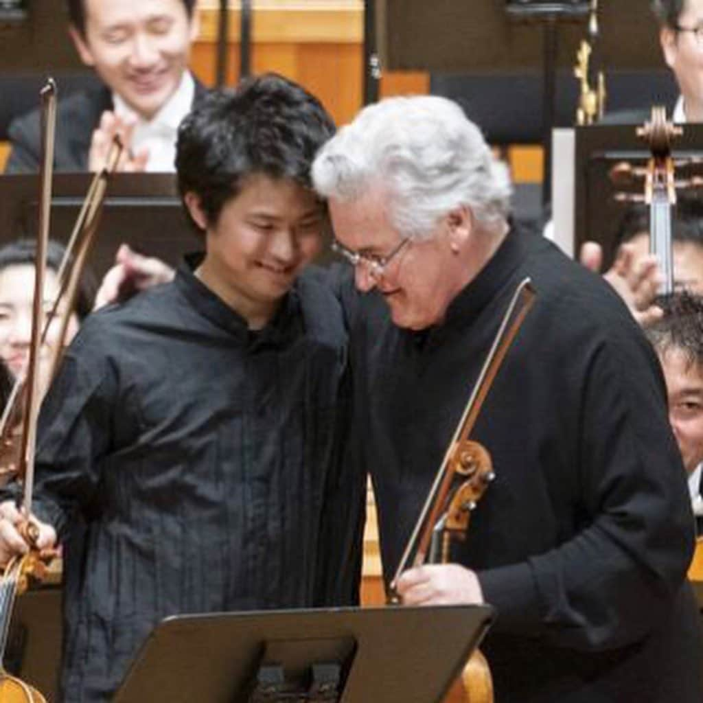 三浦文彰（ヴァイオリニスト）のインスタグラム：「With my gratitude to my great mentor and friend Pinchas Zukerman❤️ #pinchaszukerman#thegreatest#musician#mentor#friends」