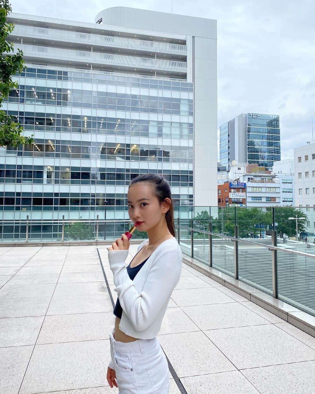 青山舞莉のインスタグラム：「@esteelauderjapan @esteelauder  ピュアカラーエンヴィリップスティック420リベリアスローズ🌹 packageもvibrantな色でリップのカラーは印象深く自信も持てる🤍 7月7日限定発売みたいです🤍🌹  #EsteeLauder #エスティローダー #LipsToEnvy」