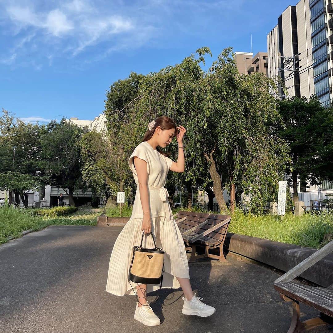 高木由梨奈のインスタグラム：「ホワイトコーデ🤍🤍🤍  dress:zara shoes:UGG bag:PRADA  このUGGのスニーカーは履きやすすぎてもう一足欲しい👟💕  #ホワイトコーデ  #zara #ugg #骨格ストレート」
