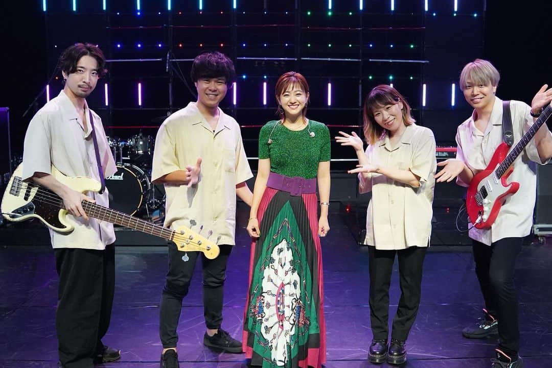 伊藤千晃のインスタグラム：「PLAYLISTを見てくれた皆さんありがとうございました🎵  テレビが大の苦手な私ですがMerry Go Round 初歌唱させていただきました😂🙏  ⁡ 今回支えてくれたバンドメンバーはこちら✨ @kikianddays も着てもらっちゃった☺️ ⁡ 気づいてくれたかな！？😁 ⁡ ⁡ #playlist #kikianddays」