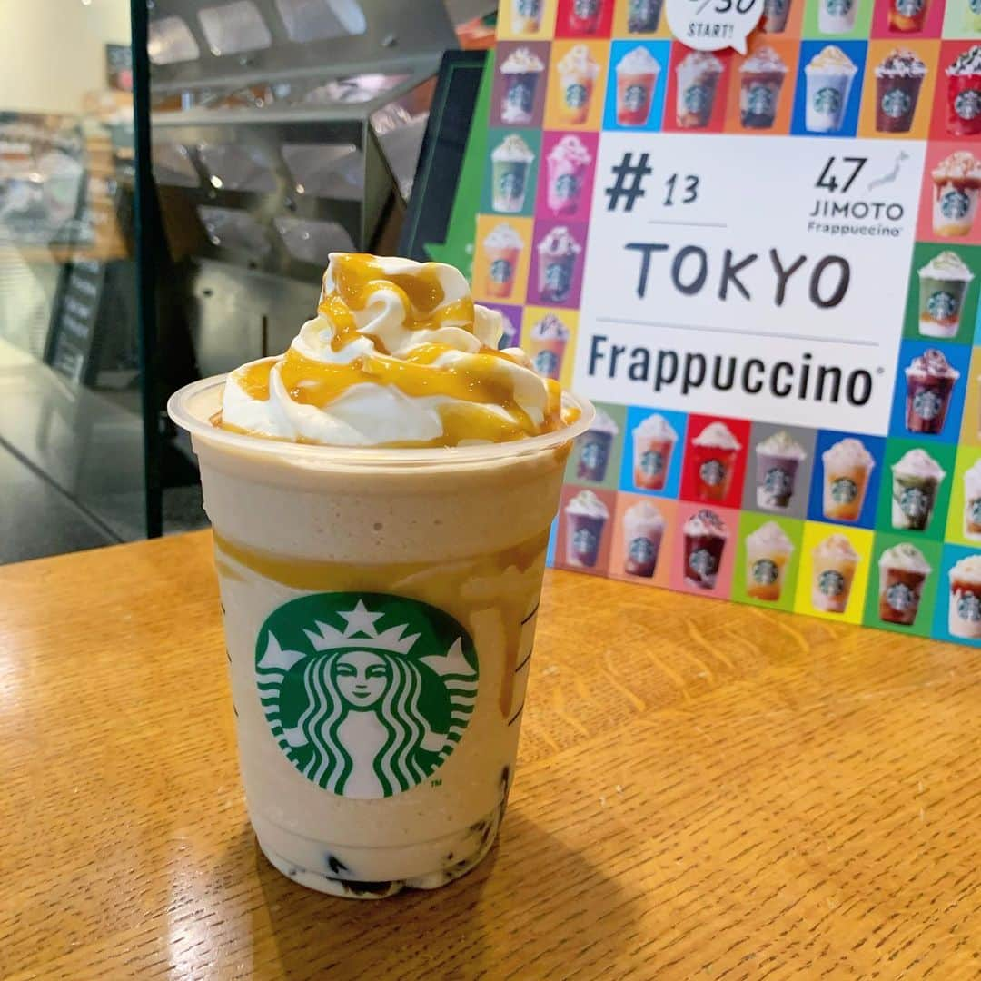 小山愛理のインスタグラム：「⁡ 始まりましたね❤️ #47jimotofrappuccino まずはTOKYO🗼 東京 オリジン コーヒー ジェリー キャラメル フラペチーノ ⁡ フラペチーノなんて最近は年に一回くらいしか飲まないのでかなり久しぶり✨ 思ったより全然甘くなくてコーヒーゼリーが美味しかった☕️😆 ⁡ 次はどこが飲めるかな〜❣️ ⁡ ⁡ #スタバ#sturbucks #47jimotofrappuccino#47jimotoフラペチーノ」