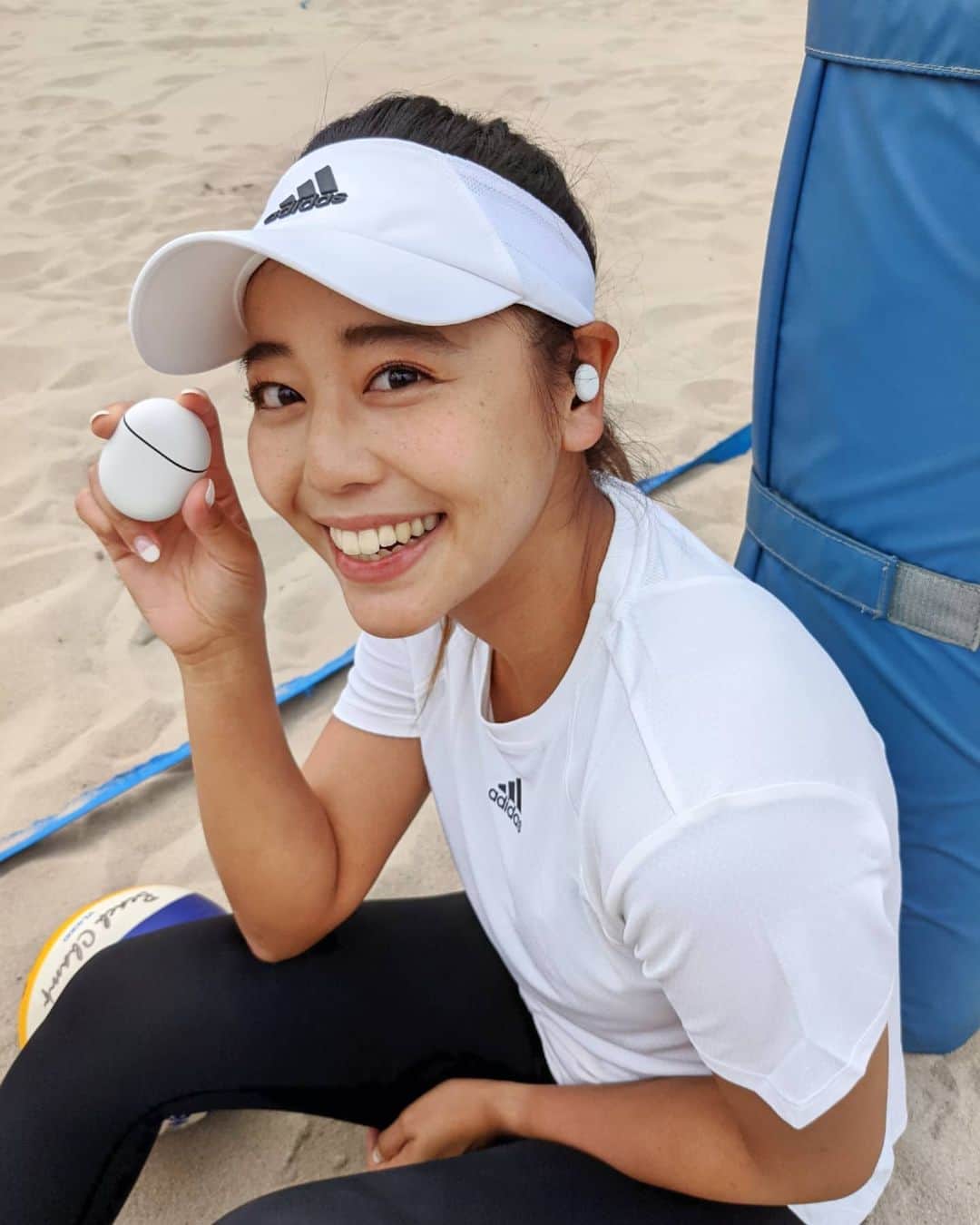 のインスタグラム：「google pixel buds 🌼  私をワクワクさせてくれるもの🌱 また一歩一歩🐾🐾  #google#googlepixelbuds  #ワイヤレスイヤホン #音楽#翻訳#防水#グーグルピクセル」
