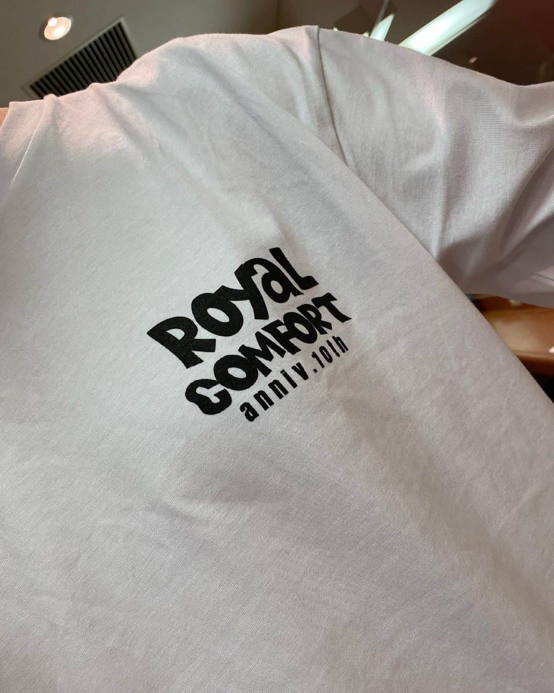 濱家隆一さんのインスタグラム写真 - (濱家隆一Instagram)「友達の『ROYALcomfort』のBGYからTシャツ貰いました🕺✨ いぇーい！！ #10周年おめでとう #ROYALcomfort #BGY #今更やけど名前BGYて！」6月30日 17時55分 - hamaitachi