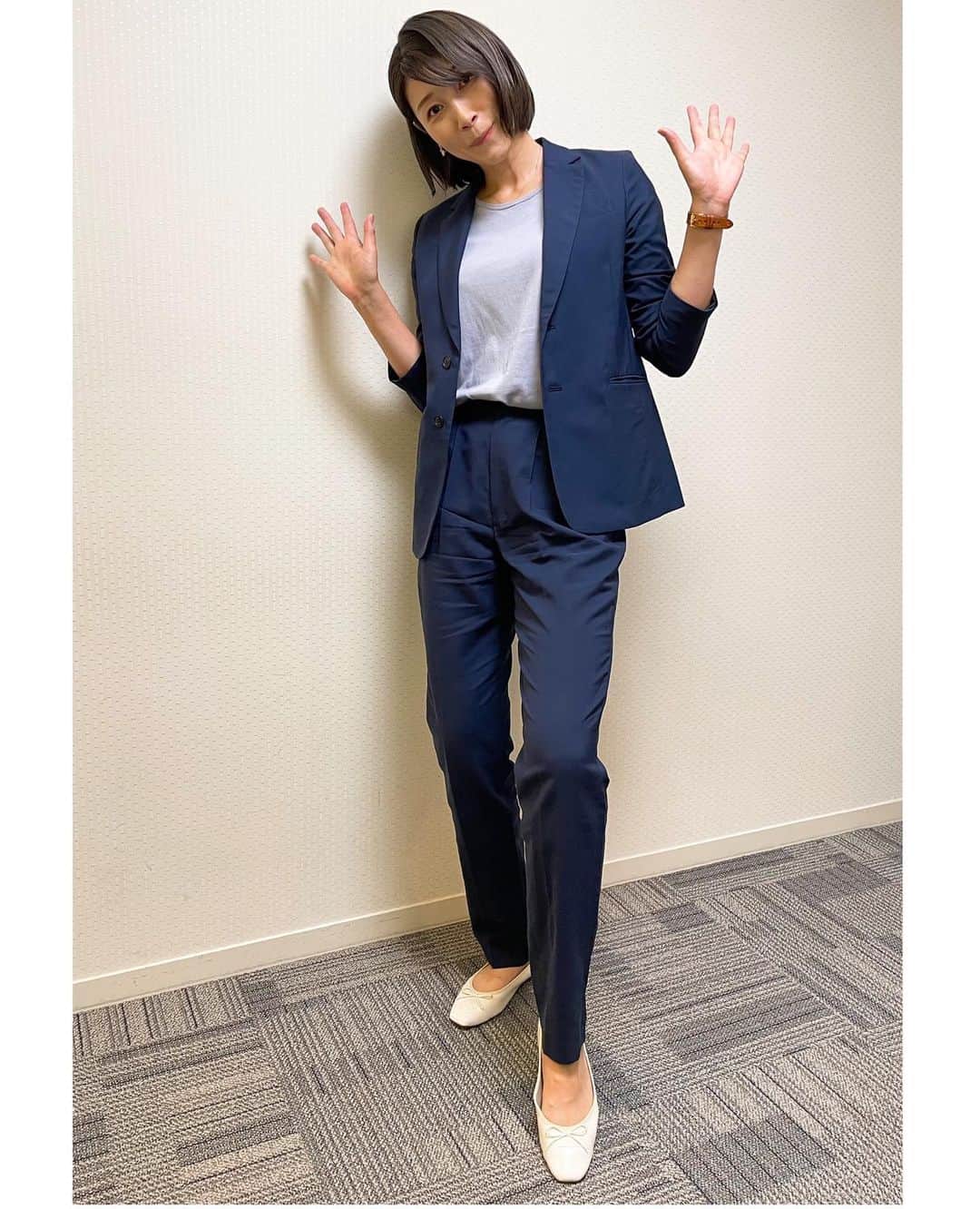 のインスタグラム：「・ 今日のnews every.の衣装💁‍♀️ ・ セットアップ @uncrave_official  トップス @ateyaka.official  アクセサリー @stellarhollywood  シューズ @jb.akino.shoes ・ 生放送終わりで緊張が解けるとこうなるみたいです😂笑 ・ #日テレ #newsevery」