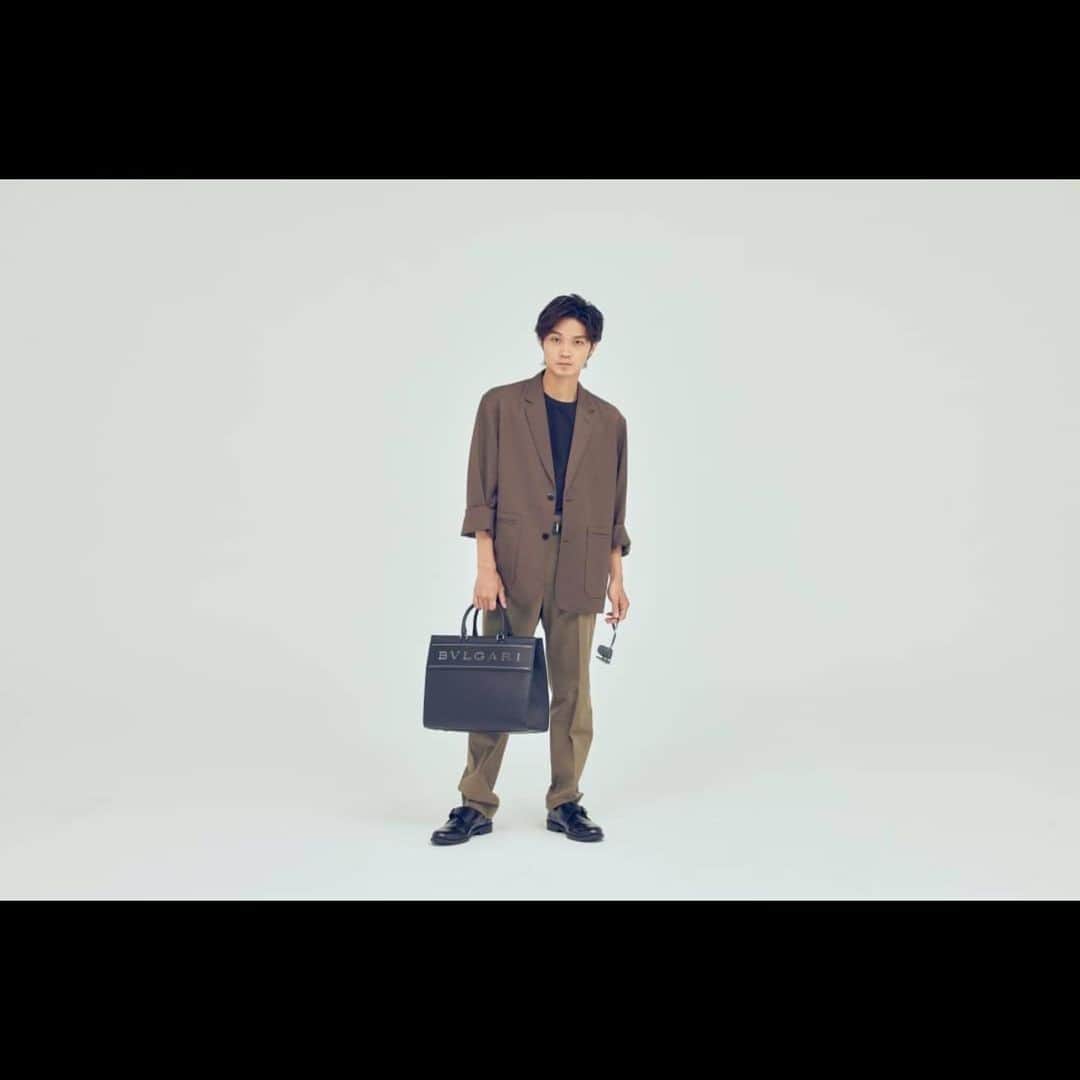 磯村勇斗のインスタグラム：「.  「ブルガリ ロゴ」コレクション　  This is chic&cool!!  Photo:Araki Hayato  Styling:Ryosuke Saito  Hair:Masaki Takada  Make-up:Marino Asahi  @bulgari  #bulgari #bulgariofficial #BvlgariLogoBag」