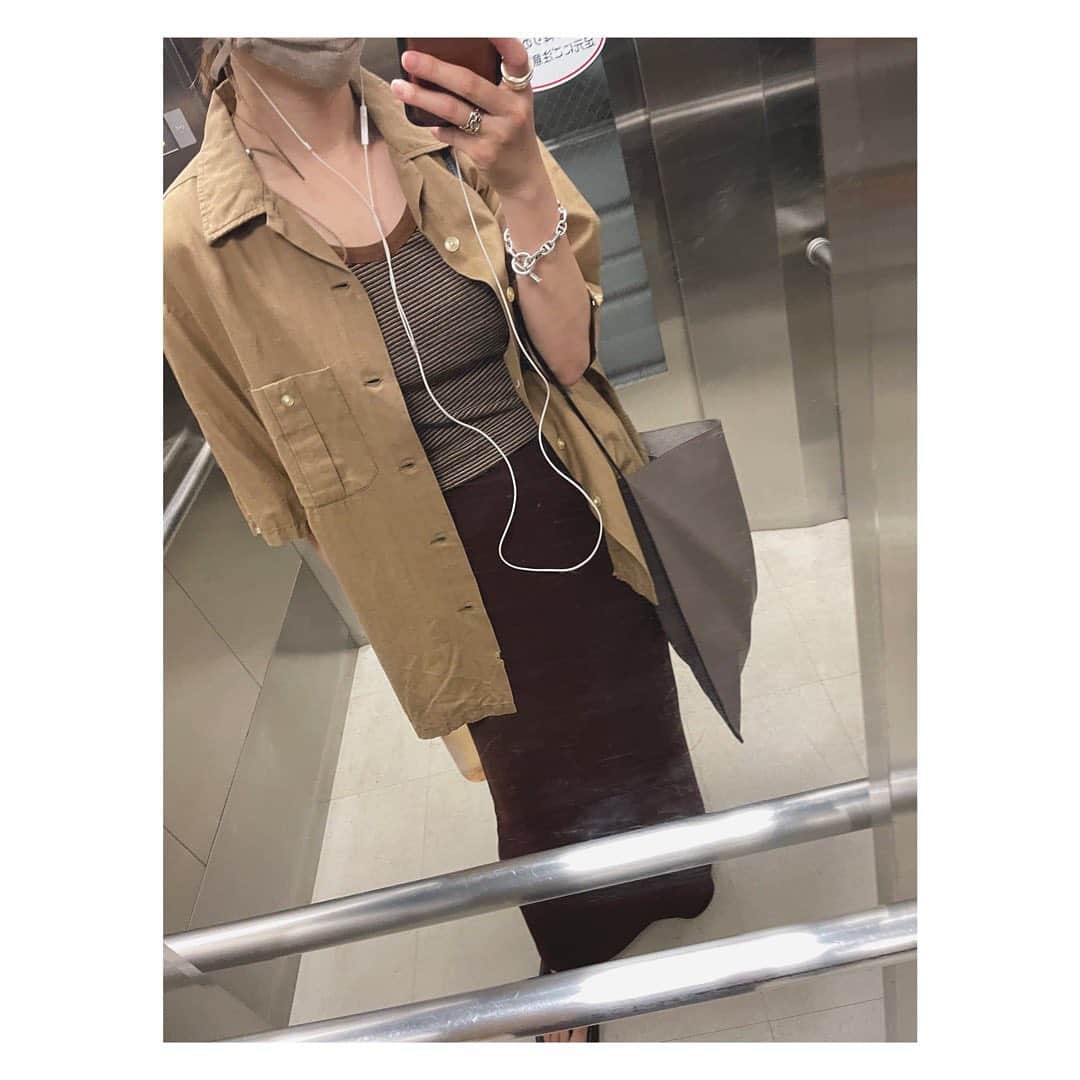 野尻美穂のインスタグラム：「茶色の日。 この日は久しぶりに古着沢山だった☺️ 何年代か忘れちゃったけど結構古かったこのシャツ、細かいディテールが好きなんだな😚（しゅんたさんわからないかなw」
