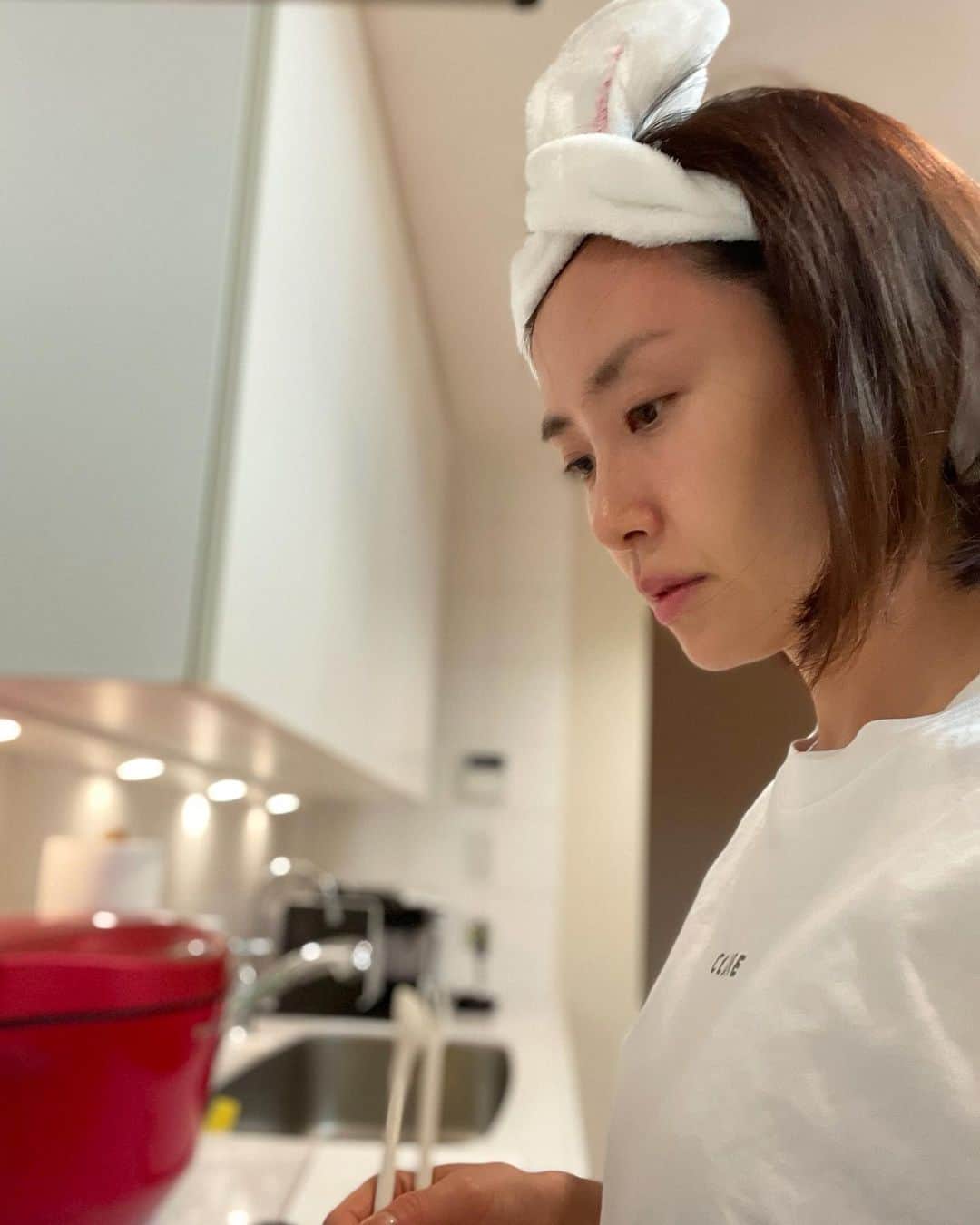 山口もえのインスタグラム：「・  悩んでいるのではありません…笑 真剣にその時を待っているのです！！ 枝豆の一番美味しい瞬間を・・・👀✨  #枝豆の一番良きタイミングに命をかける女 #隣の犬の名前何だっけ？と思い出してる主婦 #明日の仕事終わりは牛丼と決めてるアラフォー #麒麟 #川島明 さん風大喜利にしてみた#❤️ @kirinkawashima0203  #私の愛用ヘアーバンドは #土屋アンナ ちゃん💕のアニーナミーの限定品 @annatsuchiya0311  #Tシャツはヘビロテの #クラネ @clane_official」
