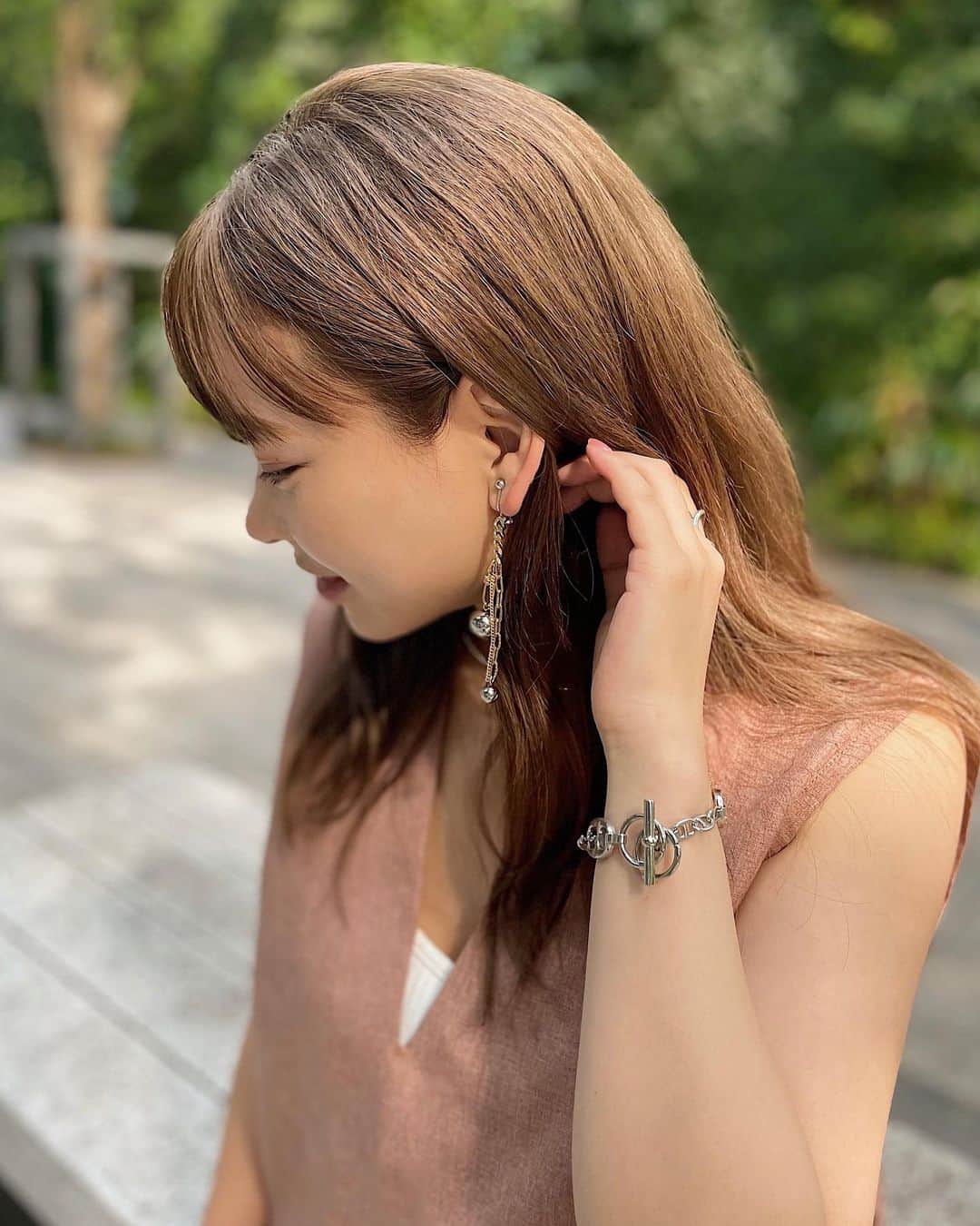 のインスタグラム：「⛓✨  新しいアクセサリー🛒 @amplis_ のイヤリング🤍 (ピアスなんだけどイヤリングコンバーターつけてます✔︎)  本当たくさん可愛いアクセサリーばっかりなの💕 7月に宮下パークでPOPUPするみたいなので わたしも遊びに行きます💨 楽しみだ〜🎶  ブレスレットは @lavishgate ⛓少し前に購入🛒💨  この日は @sont._official の linen like blouse のシナモンブラウン🧸  ¥5,500 ☑︎color エクリュ/シナモンブラウン/グレージュ  #大人コーデ#きれいめコーデ#大人カジュアル #カジュアルコーデ  #きれいめカジュアル #夏コーデ #深V#アクセサリー #シルバーアクセサリー #hm#デニム#デニムコーデ」