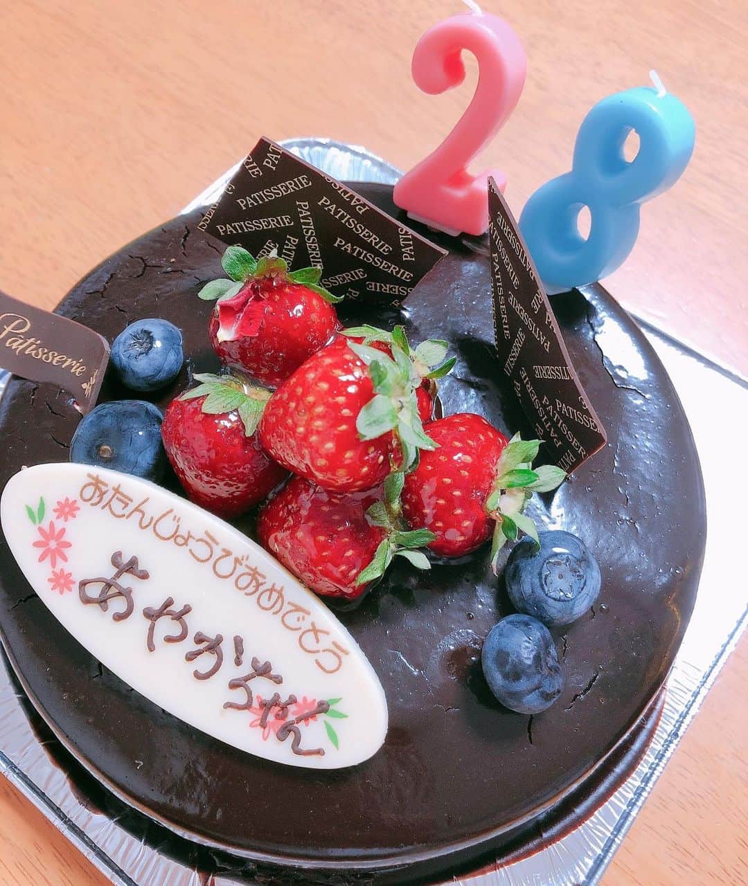 のインスタグラム：「. 今日で28歳になりました🥰✨ 沢山のおめでとうが届いていて 今年も嬉しい気持ちでいっぱいです。 有難うございます♡ 子供達の為にも自分の身体を 大切に28も楽しくマイペースに 頑張っていこうと思います𓂃 .⋆ #紅茶ケーキ #誕生日ケーキ #papaありがとう👨🎂🤍 #あやかちゃん未だに慣れません」