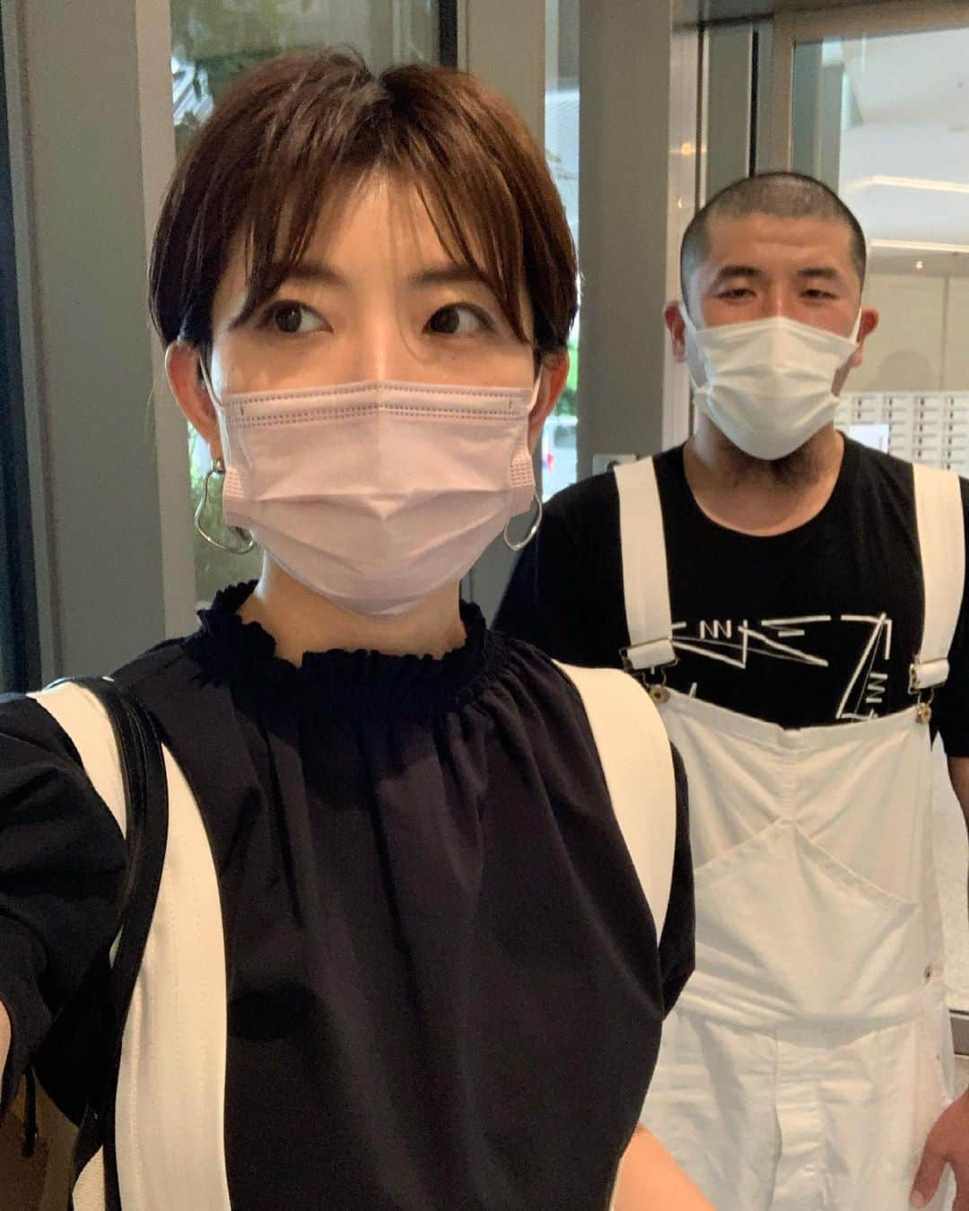 林マオさんのインスタグラム写真 - (林マオInstagram)「会社帰り☁️☁️☁️  ばったり出会った 同期のタブチくん。  それが まさかの 私たち見事なペアルック！！  だったのですが、 この写真分かりにく〜🤣  　  彼の このお顔立ちと 可愛らしい格好の ギャップに 一瞬戸惑いますよねw  でも、 こう見えて とても心優しい ジェントルマンなんです  あと、 色々と細かい…ww  それも含めて 不思議な魅力の持ち主  それにしても…  こんな格好で 出社できる会社も なかなか無いですよね〜😳w」6月30日 18時57分 - maohayashi_ytv