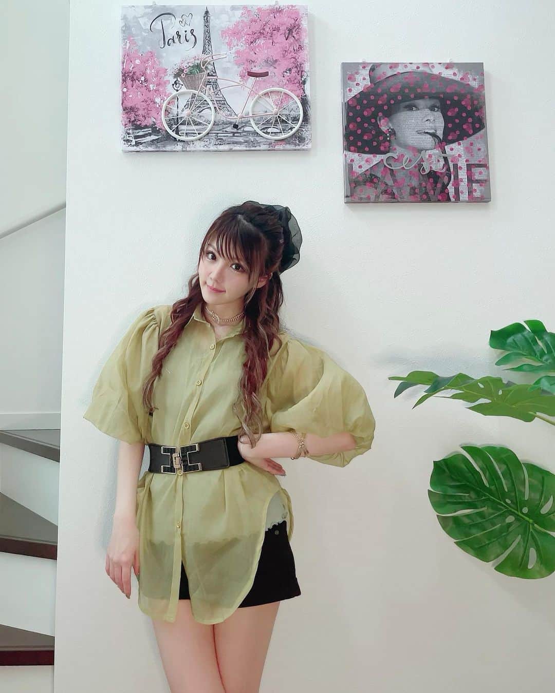 のインスタグラム：「. 最近はリハ･稽古でずっとジャージやったけど 久しぶりにちゃんと洋服着て写真撮りました♡  緑ってかわいい💚💚💚 ・‥…━━━☞・‥…━━━☞ #れーなこーで #グレイル #ビッグシュシュ  #GRL #photo #Instagram #instagramjapan」