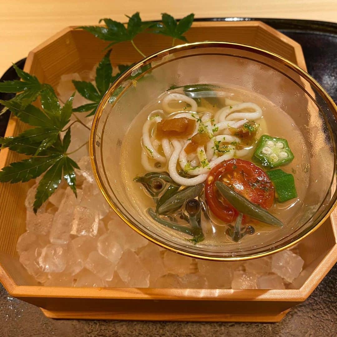 熊谷真実さんのインスタグラム写真 - (熊谷真実Instagram)「美味しいものばかりでごめんなさい、  とあるお店で。  お寿司屋さんなのです。  トリュフご飯。 えー、 3杯おかわりしました。  フカヒレのフライ。  驚きました  #熊谷真実 #トリュフご飯 #ご馳走様でした #嬉しすぎた」7月1日 0時50分 - mami_kumagai310