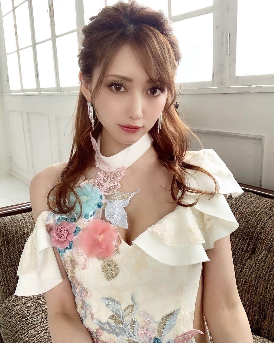 加賀美早紀のインスタグラム：「かっわいいドレス❣️ いつもカジュアルばっかだけど たまにはドレス着て どっか行きたい✈️✨💗 ⁡ @ryuyu_dressshop @sayaka_ryuyu #ドレス #キャバ嬢」