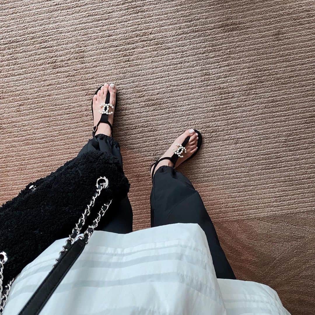 urakoのインスタグラム：「. 🖤🤍 お気に入りのサンダル . . #CHANEL」