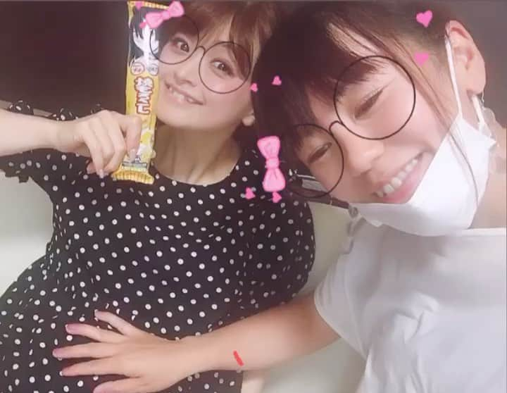 鈴木理沙のインスタグラム：「愛ちゃんが💕 お土産持って〜🍿 遊びに来てくれたよぉ〜😍❣️  お腹ナデナデ〜🙌  お友達とこうして話すなんて いつぶりだろう❓ 久しぶり過ぎて〜❣️ テンション上がってずぅっと喋ってた〜✨ 元気が一番っ‼︎ 食べられるって幸せ〜❣️ って感じた一日でした😊  あいぼ〜ありがとう〜💕  #りさあい #久しぶり #心友 #いつもありがとう❤️  #妊婦生活 #マタニティーライフ #急にお腹出てきました #昨日胎教してみたら一回蹴った気がして嬉しかった〜 #元気に育ってね💕 #ママも食欲が出てきました #ニコニコ生活」