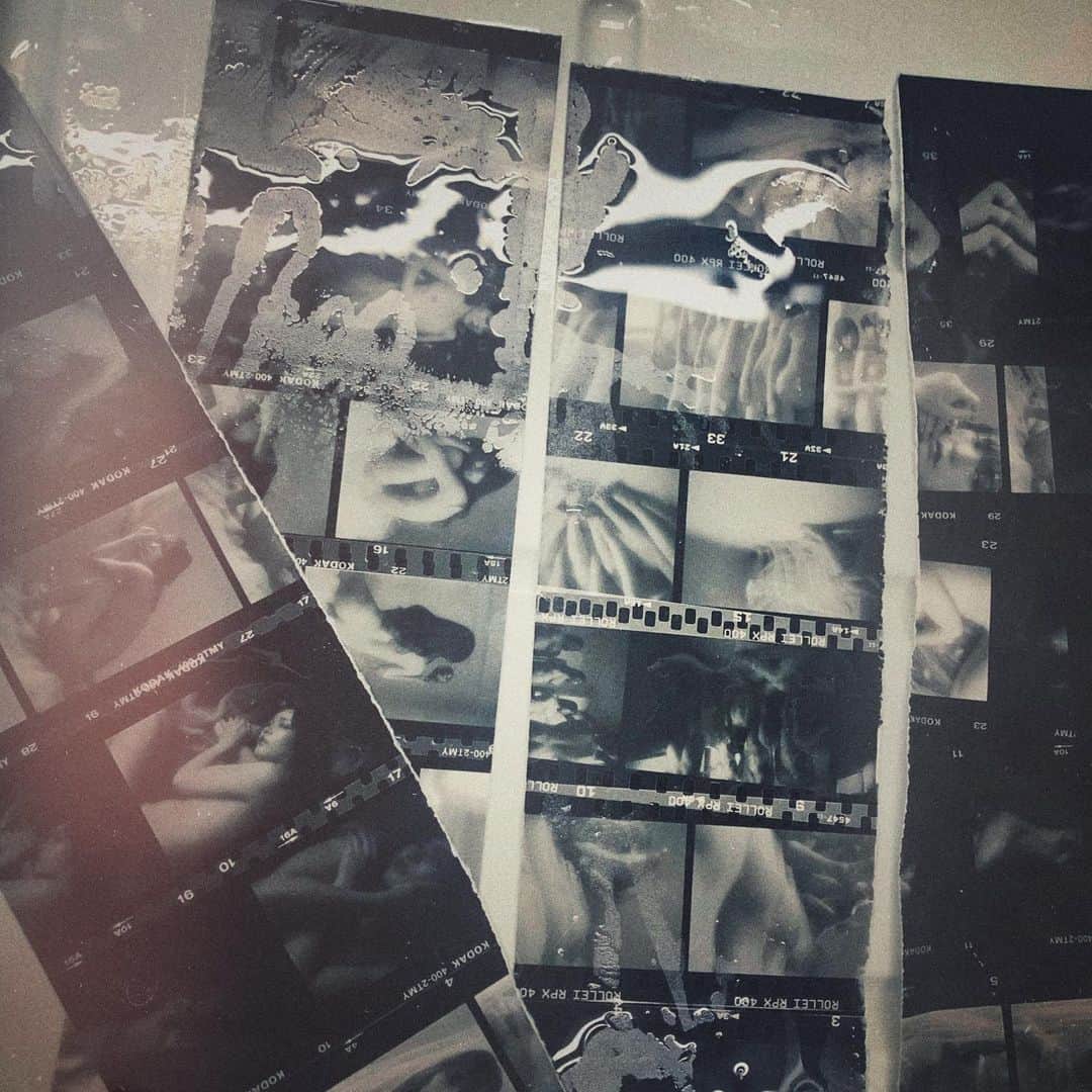 七菜乃さんのインスタグラム写真 - (七菜乃Instagram)「#暗室作業  @nana7nano.nananano   #フィルム #film #モノクロ #artwork #ベタ焼き」6月30日 19時57分 - nananano.nano